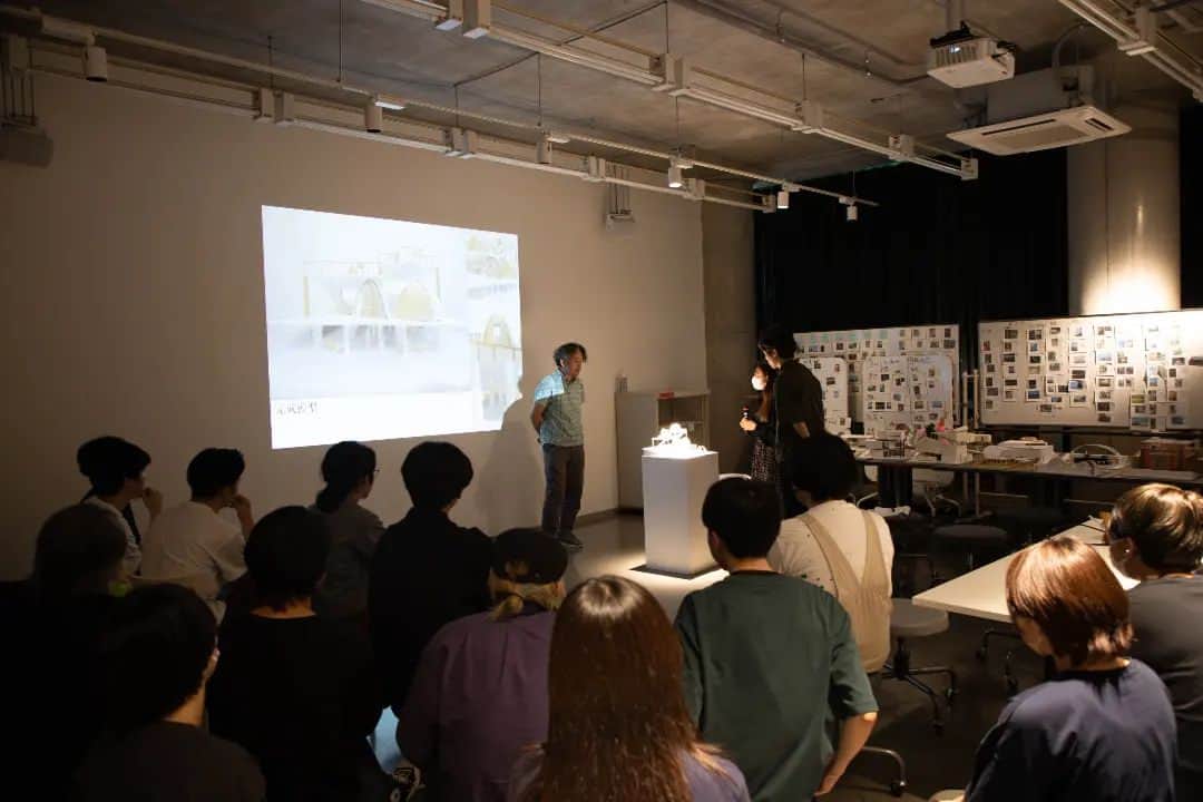 東京造形大学 Tokyo Zokei Universityさんのインスタグラム写真 - (東京造形大学 Tokyo Zokei UniversityInstagram)「_ 「室内建築B」講評会の様子  学生が大学最寄りの相原駅の前に公共空間、商業空間、居住空間のいずれかを建設することを想定して、各自で考えたテーマ、コンセプトに基づいた建築模型を制作し、プレゼンテーションを行いました。  教員が学生の作品を丁寧に講評し、学生同士も意見交換を行いました。  #東京造形大学 #デザイン #アート #美術 #美術大学 #大学 #美大 #授業 #室内建築 #建築  #八王子 #横浜線 #相原駅 #tokyozokeiuniversity #tzu #zokei #design #arts #artuniversity #artschool #architecture #hachioji #yokohamaline #aiharastation」6月8日 16時03分 - tokyo_zokei_univ_official