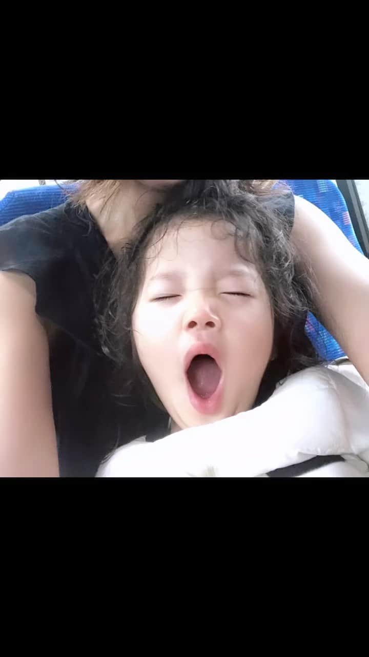 廣瀬規子のインスタグラム：「初めて登校した日は雨で、スクールバスに乗ったものの、まさかの初日から吐いてしまって、、そんな始まりだった幼稚園も、昨日無事に卒業しました。  少し大きくなって、少しづつ色んなことがわかり始めて来たくらいから、学校に行きたくないと門の前で泣いた2ヶ月半。お友達と楽しい事はもちろん沢山あったけれど、小さな社会の中で、貴女なりに傷付いたり悩んだりしながら社会性を身につけて来た4年間でした。  何かある度に立ち止まって考えて、、 どうしてあげることが最良なのか、、正解がわからないまま、ママは2人で乗り越えて来たようなつもりでいましたが、でもやっぱり、貴女が一番頑張ったんだよね🥹  お勉強やお遊びだけでなく、色んな経験をさせて頂いた事、 あたたかい先生たちに、沢山の愛も頂き、 大切な幼少期を過ごせた事は本当に幸せな事でした✨  4年間本当によく頑張りました‼️  改めて、卒園おめでとう〜㊗️  そして、、、I’m so proud of you 🥹💓✨」