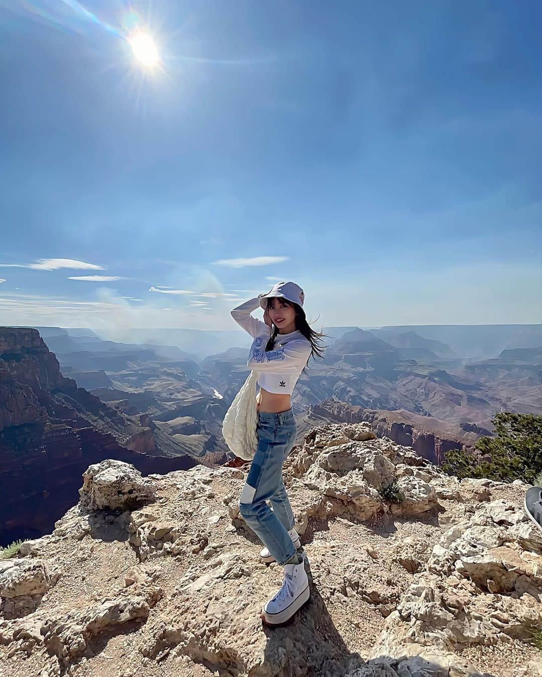 吉沢朱音さんのインスタグラム写真 - (吉沢朱音Instagram)「America🇺🇸 Grand Canyon⛰✨️ . 今日は、三大絶景ツアーに参加しました🚗³₃ 朝4時半に集合して、片道4時間くらいかけた🫡ガイドさんが日本語もしゃべれる人で助かった、笑 . 時間かけて行った甲斐あってそれはもう絶景👏🏻 自然でできたものだからかどこまでも果てしなくて、見てるだけでワクワク…🥹 ここで落ちて人生終わるなよ！という気持ちで 写真頑張ってたくさん撮りました🤣笑 . ちょっと遠いけど、 また見に来たいなと思う😌💗 . . tops: #adidas  bottom: #poloralphlauren  shoes: #converse  . #アメリカ #アメリカ旅行 #ラスベガス旅行  #グランドキャニオン #アメリカツアー  #america #lasvegasstrip #grandcanyon」6月8日 16時03分 - nesomagic72