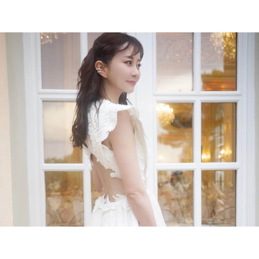 のインスタグラム：「オフショット。 GALA Dinnerに着た @zimmermann は、実はバックスタイルが素敵で一目惚れ。 このドレス、海外のインフルエンサーの方々からすごく褒めてもらえました。  @ludlow_official のチュールがついたバックで少しはずしのアクセント。 Liveで沢山ご質問頂いたイヤカフは　@completedworks です。 #ランコム#アプソリュ #ロンジェビティリトリートメント #ABSOLUE #LONGEVITYRETREAT #LANCOMEOFFICIAL」