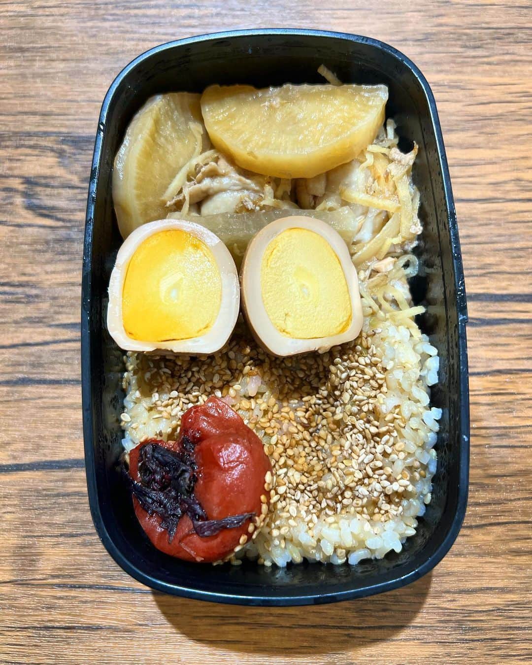 内田朝陽のインスタグラム：「手羽元と大根と玉子の煮物 梅干し 玄米  #お弁当 #弁当 #稽古 #朝陽飯 #ハリーポッター」