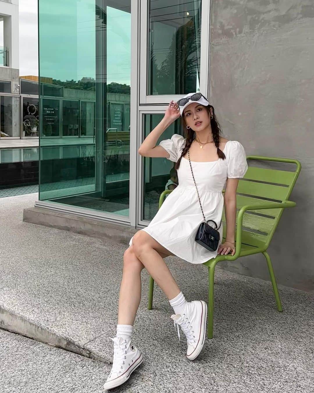 NueNueさんのインスタグラム写真 - (NueNueInstagram)「我先說 對不起 都是我 ☺️  去年疫情嚴重只能國旅的時候 幾乎每個月都在宜蘭 這次好友生日包棟新的民宿 很適合全家好友來渡過一個週末🤎✨  可惜沒帶到泳裝👙  @chennchenn 法式方領洋裝搭配帽子帆布鞋怎麼那麼可愛呀🤍 這樣搭好適合參加戶外生日派對🥳」6月8日 16時15分 - iop_1004