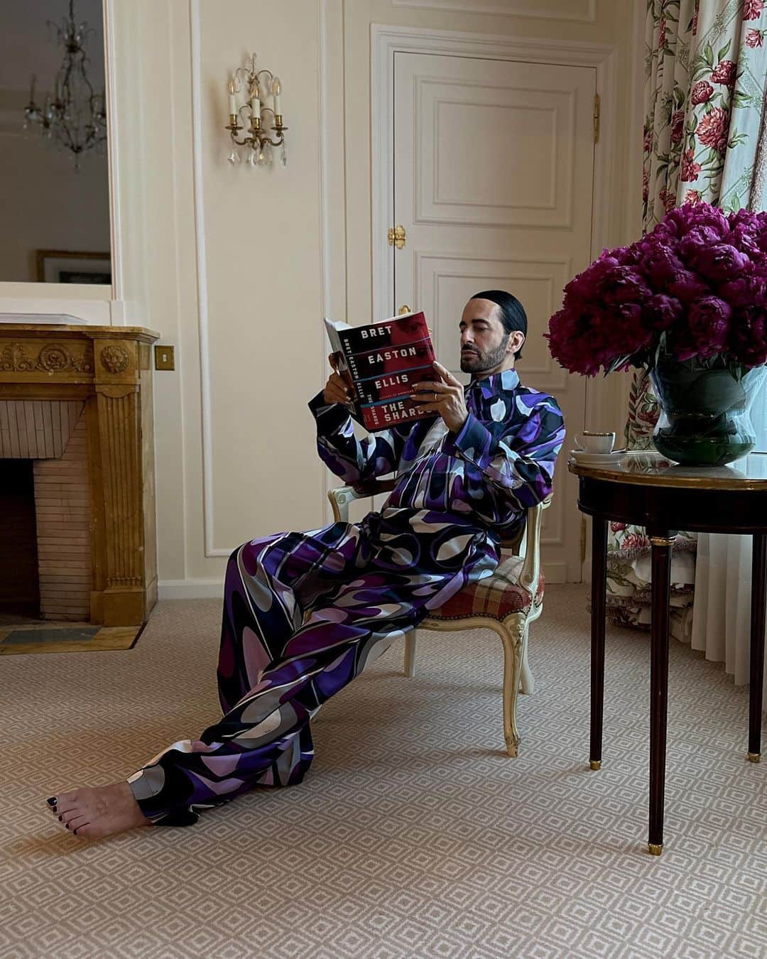 マーク・ジェイコブスのインスタグラム：「the reading hour.  lounge act thanks to @camillemiceli chez @pucci  The Shards by Bret Easton Ellis   photo @1.800.newbold   #lespivoines #julien #moulie #hotellife #accidentaltourist #toujourslebristol #parismonamour #toujoursparis #gratefulnothateful」