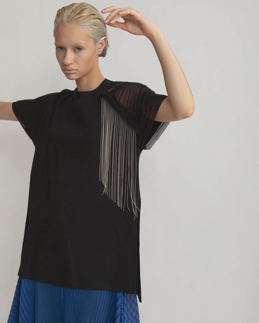 AULA AILAのインスタグラム：「【2023 HIGH SUMMER COLLECTION】  CHAIN FRINGE T-SHIRT COLOR BLACK SIZE 0 ¥16,500  ボールチェーンのフリンジ付きのTシャツ。 左胸から垂れるフリンジは、動くと揺れてアクセサリーが付いているようなデザイン。  フリンジはドットボタンで簡単に取り外し可能。  ✔️AULA AILA OFFICIAL WEB STOREにて HIGH SUMMER COLLECTIONアイテム展開中！」
