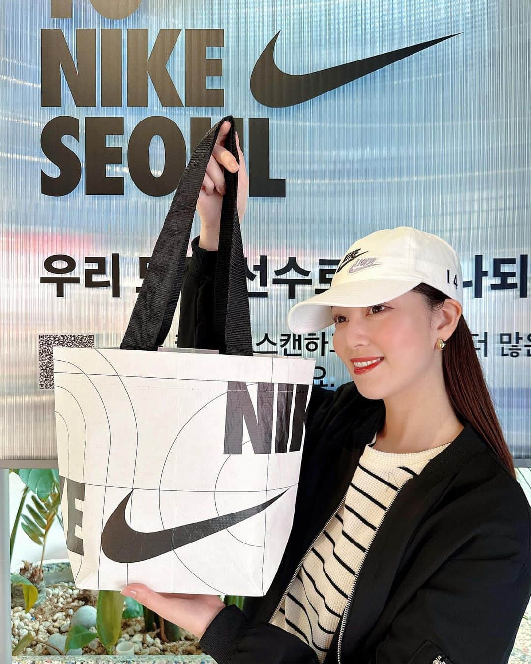 松原伊予菜のインスタグラム：「. ずっと楽しみにしていたNIKEのキャップを作りに行きました✔️💜 나이키←ナイキってハングル表記のワッペンなど 自分で好きなようにカスタムできるんよぉー😍！ 今回明洞店に作りに行ったんやけど 朝10時半のほぼOpen頃に行ったのにすでに並んでて 作れるのは16時以降って言われて整理券🎫もらって 出直しましたぁー🥺🥺✌🏻 欲しかったものが無事に作れて大満足です🩷✨ 黒のキャップとか他もちょろちょろ売り切れがあったので これから行かれる方は早め早めに行くことをおすすめします🫡  #NIKE#ナイキ#나이키#韓国nike#韓国nikeカスタム#明洞#NIKEカスタム#ナイキカスタム#明洞nike#韓国#韓国旅行#korea#韓国料理屋#韓国グルメ#韓国コスメ#韓国ファッション#韓国カフェ#韓国情報#韓国メイク#韓国購入品#韓国スキンケア#梨泰院#カロスキル#ソウル旅行#江南#新沙#韓国旅行記#korean#ソウル#seoul」