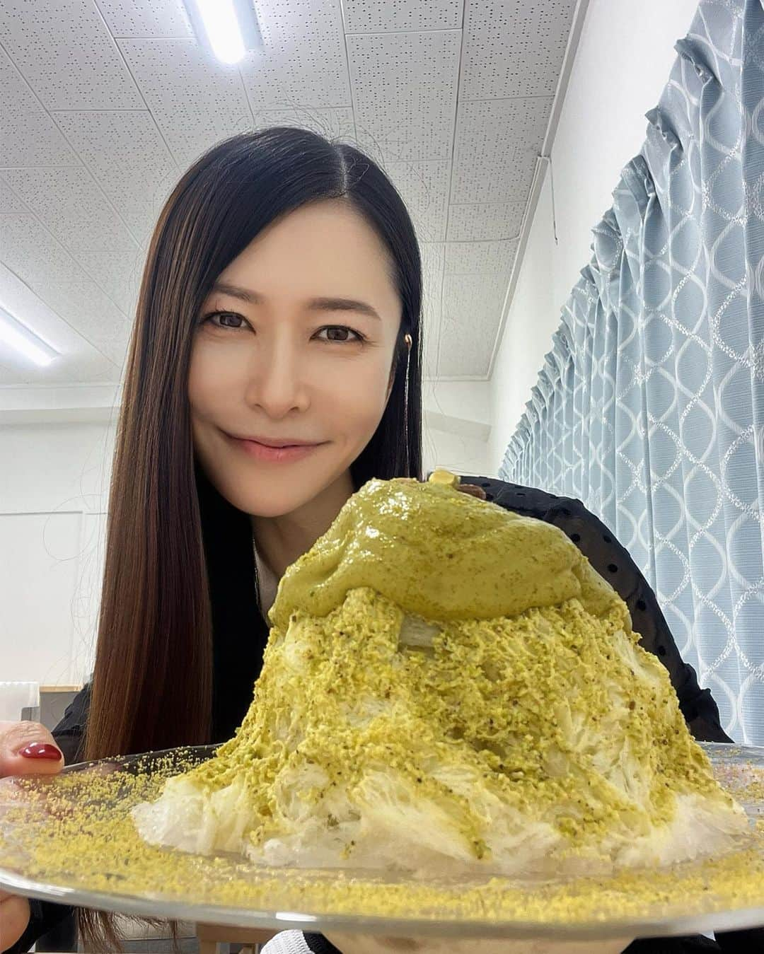 小鳥寿未代さんのインスタグラム写真 - (小鳥寿未代Instagram)「⭐️かき氷⭐️好きなので新店舗が出来たら行かねば🚗と  @sora_snowice さんへ  なんと！ 大好きなピスタチオのかき氷が⤴️  甘過ぎず 口溶け感も最高  全種類制覇したくなりました♫  まだまだこれからの季節が本番！ 今年はどれだけ⭐️かき氷⭐️が食べられるか？？ 楽しみです♫  @yoshimotoishida おめでとうございました㊗️  #かき氷  #かき氷巡り  #かき氷🍧  #かき氷部  #かき氷好きな人と繋がりたい  #かき氷マニア  #名古屋かき氷  #summer  #名古屋グルメ  #名古屋  #名古屋カフェ  #名古屋駅グルメ  #ピスタチオ  #ピスタチオかき氷  #ピスタチオスイーツ  #リピ確定  #お気に入り  #スイーツ  #スイーツ部  #スイーツ好き  #shaveice  #snowcone  #ダイエット  #ダイエットメニュー  #インフルエンサー」6月8日 16時28分 - piyopiyo777