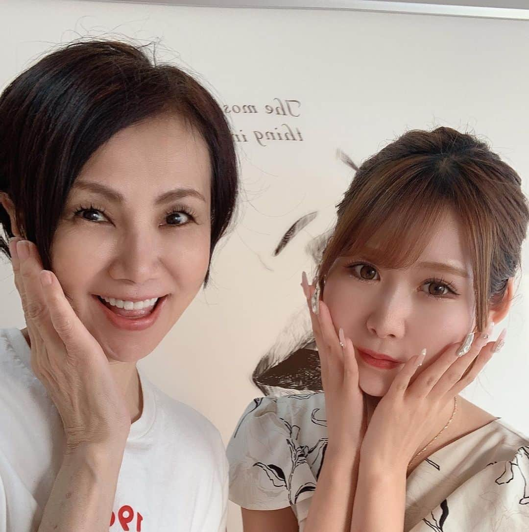 石津香織さんのインスタグラム写真 - (石津香織Instagram)「64才になり、 まぶたが 落ちてきて😂  目が小さくなり むちゃくちゃ 落ち込んでいたけど(°▽°)  マツエグしてもらったら、 おめめがパッチリ😍  若返ったーーー(⌒▽⌒)  初めて シーカールの 長いマツエグに チャレンジ💓♥️👁️  サイドを 長くしてもらいました。⭕️  11.12.13ミリ 140本👁️  こんな 可愛い目に会ったのは　 初めてで 嬉しいーーー♪(๑ᴖ◡ᴖ๑)♪  お迎えに来てくれた 34才年下彼氏に なんて言われるか ワクワクしてとけど、  全く気づかず😆  私が、気に入ってるから、 ルンルン♥️  可愛い写真の方が １時間で、 アット言う間に 可愛く 仕上げていただき 完璧でした。^ - ^  また、行こう💓  場所が、 大阪長堀橋駅🚉すぐなので、 通うのに、便利😊🚉  @omas.salon   お値段も安くて 嬉しいーーー❤️  @omas.salon   PR @omas.salon #CafesalondeOmas #長堀橋マツエク #心斎橋マツエク #心斎橋マツパ #心斎橋アイラッシュ #心斎橋ホワイトニング #心斎橋アイブロウ」6月8日 16時28分 - kaori.ishizu