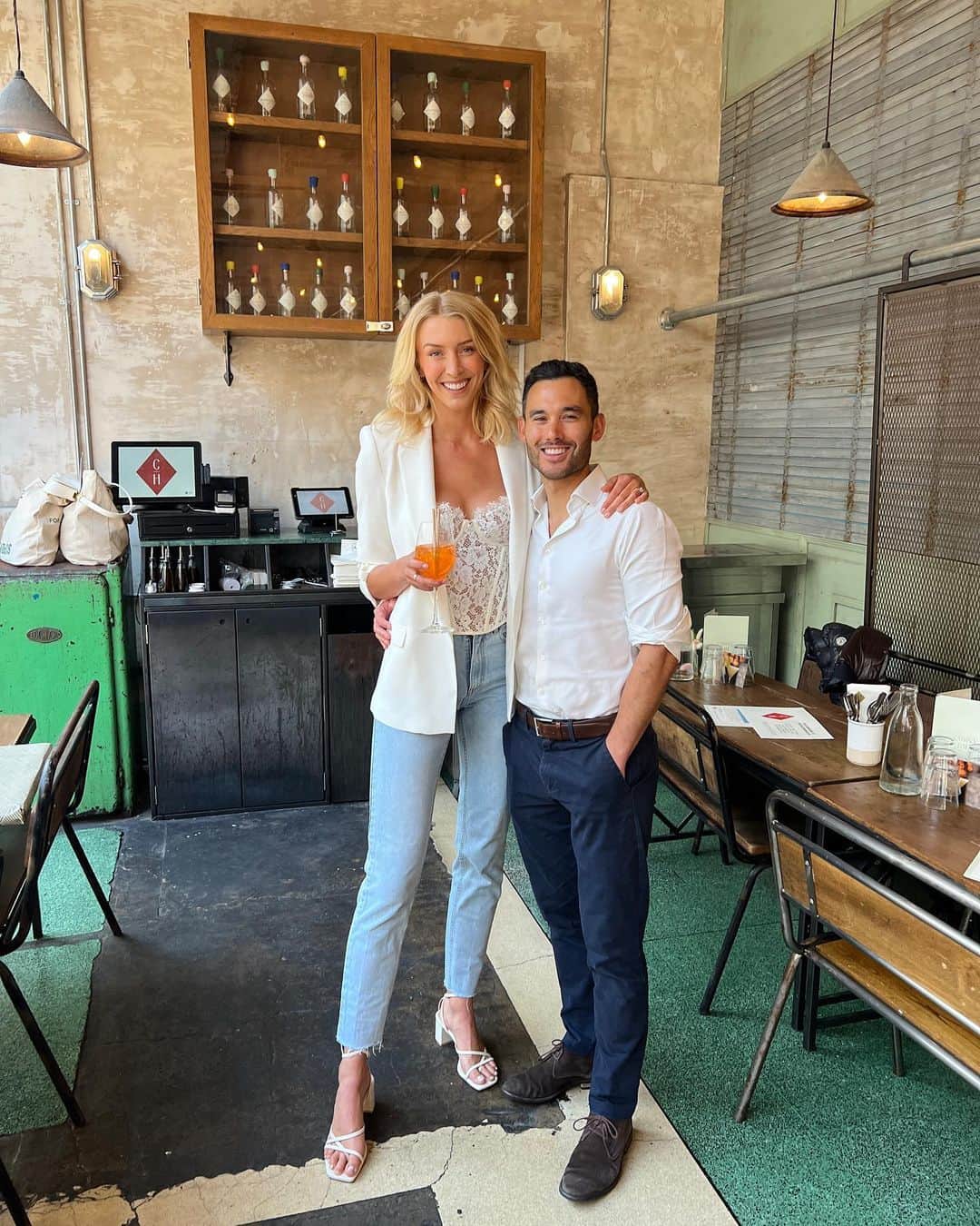 Zanna Van Dijkさんのインスタグラム写真 - (Zanna Van DijkInstagram)「Last nights celebratory engagement drinks with this guy & our closest pals 🥂 Now it’s time to really sink our teeth into wedding planning! Let me know in the comments if you have any top tips or advice? I would love to hear it! ♥️ #engagementparty」6月8日 16時29分 - zannavandijk