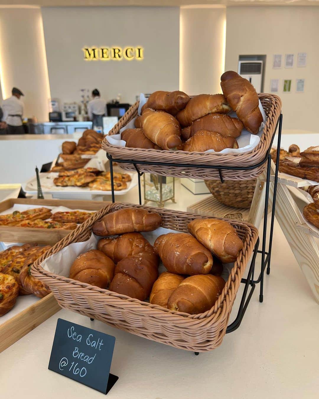 SHOGOのインスタグラム：「新しくオープンしたパン屋さん🥐  塩パンめっちゃ美味しい😋  Merci（ありがとう）🙏  #175R #SHOGO #CEBU #セブ島」