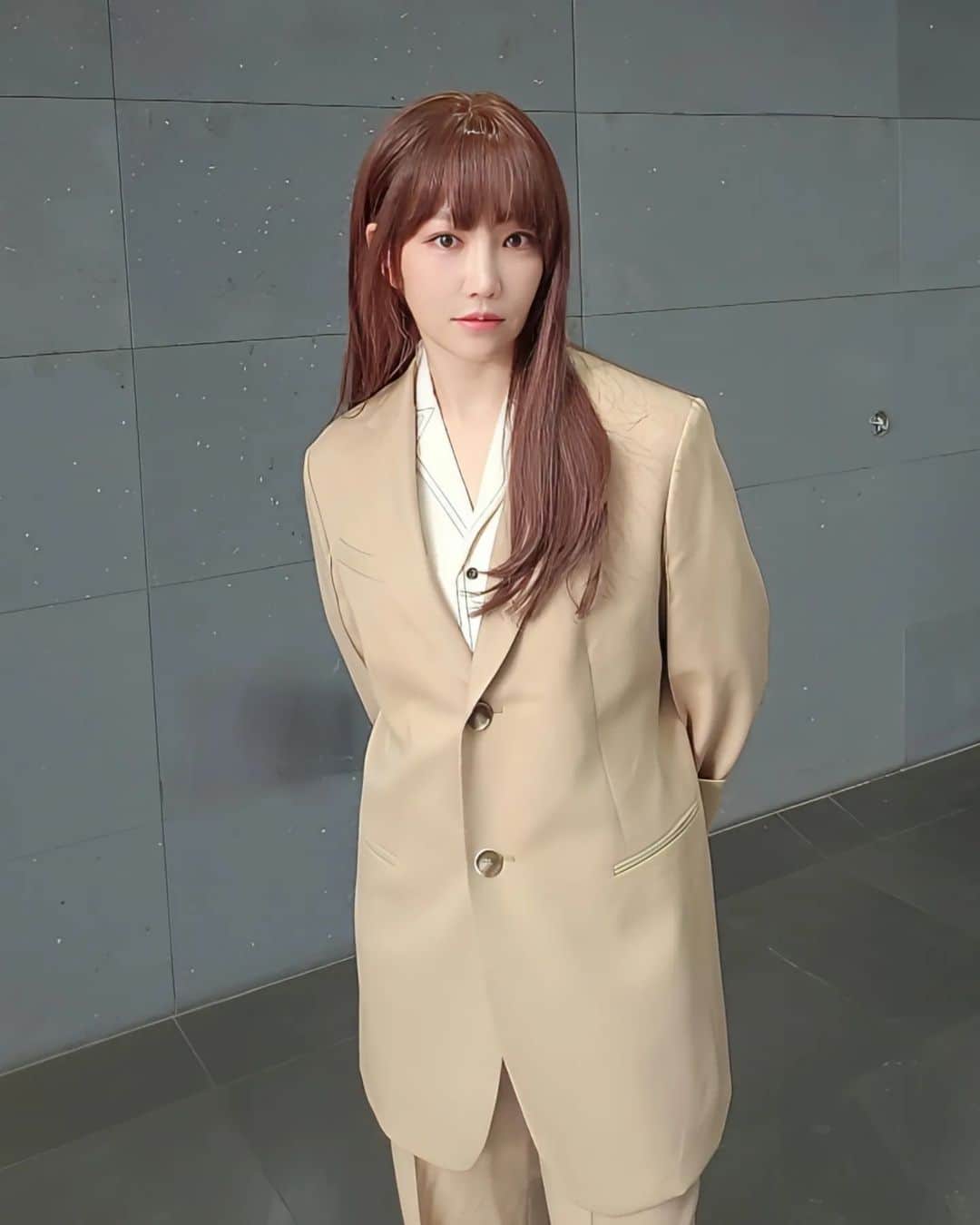 イ・ユリのインスタグラム：「촬영 🤗  #이유리#leeyuri#촬영」