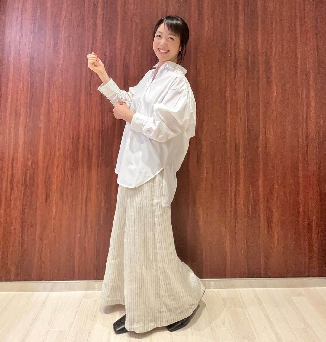 川田裕美のインスタグラム：「井桁弘恵ちゃんから、素敵なシャツの贈り物✨ お洋服ブランドとのコラボアイテムだそうです✨袖をクシュっと出来るのもいいし、バックもかわいい🎵 詳しくはいげちゃんのインスタへgo🤗」