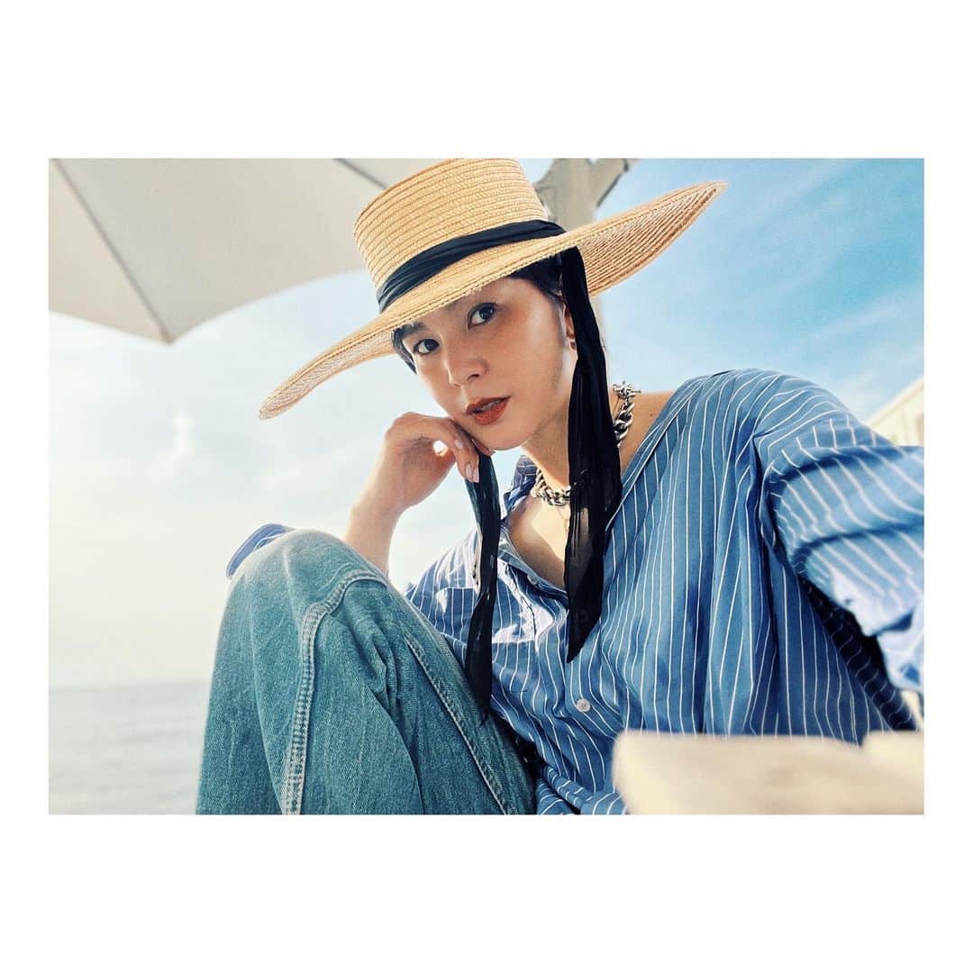 のインスタグラム：「先日、長女とプール遊び。  日没へと陽が傾いて、ひんやりしてくる時間帯が好きです。  帽子は@sugri_hat  デニムとシャツはZARA」