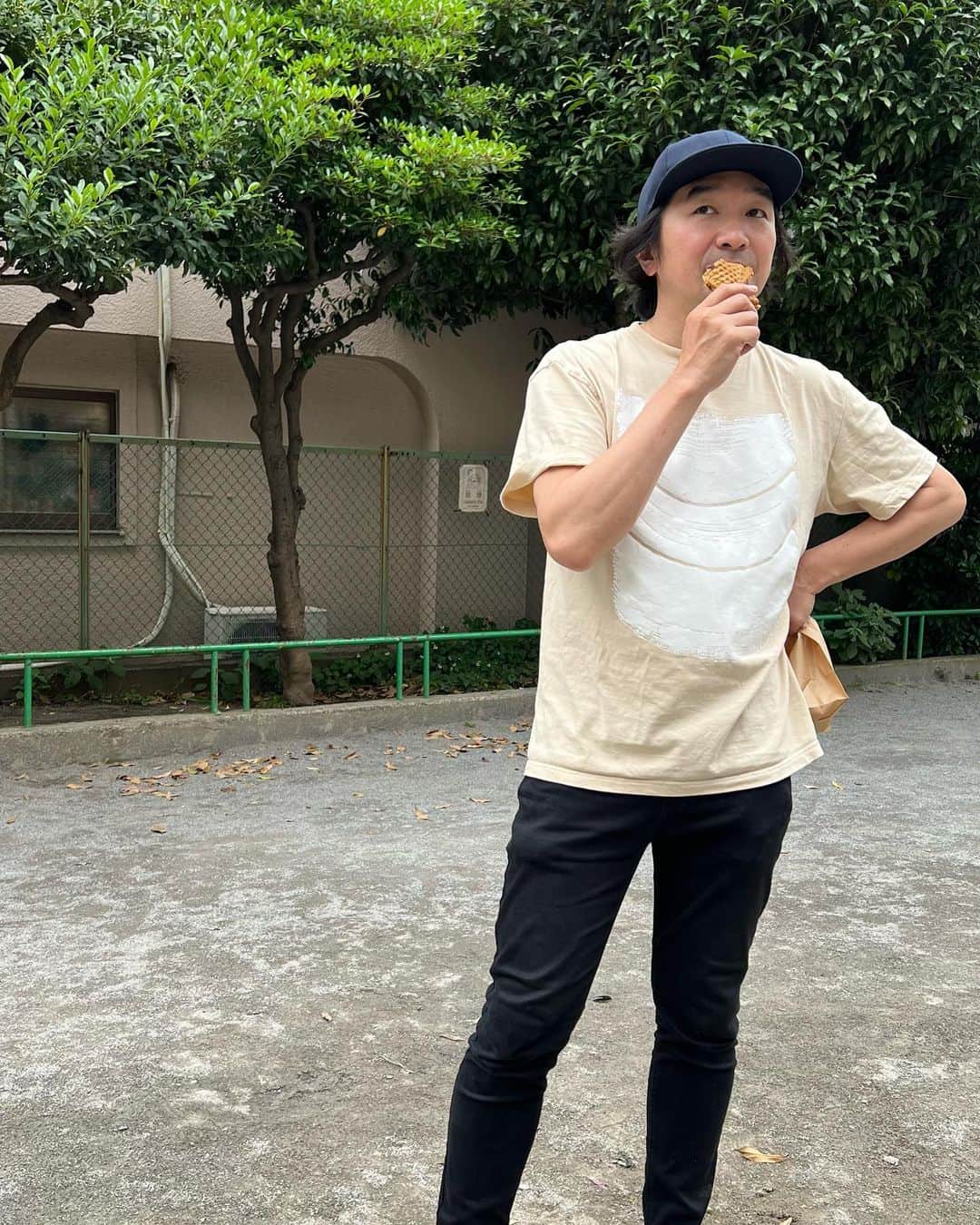 池田鉄洋のインスタグラム：「だんごむしを集めているムスメを尻目に、たいやきを食べているオレ」