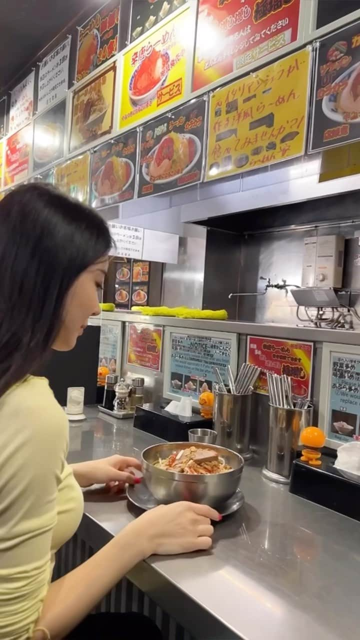 南杏奈のインスタグラム：「久しぶりにラーメン巡り🍜🤍  名物の辛唐ラーメン(辛さ普通)と トマトラーメンをお友達とシェア👭♥️  山椒やゆずの皮と何種類ものスパイスを使ったこだわりの 辛唐ラーメンは某チェーンとはまた違い、コクがあって スープを飲み干したくなるほど旨味でした😋♥️ ノーマルの辛さにしたけど、私まだまだイケそう🔥  次は辛さ増し増しに挑戦🫶❤️‍🔥  ラーメン愛をたくさん語ってくれた 気さくで優しい大将でした👨‍🍳✨  #ラーメンパトロール #本郷三丁目 #らーめん安 #姉妹店 #らーめん大 #辛いラーメン #トマトラーメン #二郎系 #ramenlover #japanesenoodle #foodie」