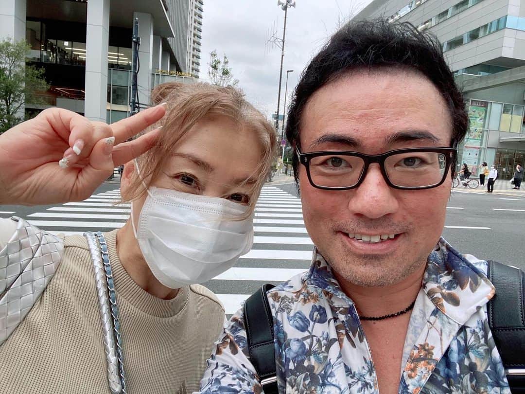 のインスタグラム：「ジムでシャワーを浴びたあと、スッピン日焼け防止マスクをして目黒駅へ。原宿へ電車移動する前に、小腹ごしらえ〜🎵なんて考えながら歩いていたら、アレレ！？もしかして！？と、すれ違い様に声をかけてみた。 「ゴヘイちゃん？」←７本指のピアニスト西川悟平 クルリと振り向いた彼はやっぱりそう！でも、？？？な表情。 「ちづるダヨ〜」 「きゃーーー」でハグ！ スモールワールドですね。ひとしきり喋って、近々会おうね〜とバイバイ。 スープストックなう。」