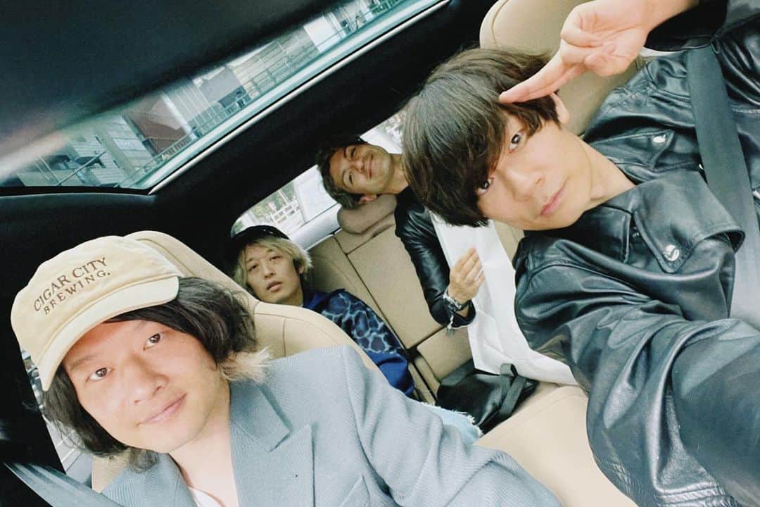 のインスタグラム：「メンバーでドライブして自分達の作品買いに行きまする  #butwaitarena2022tourfinal   手に入れろよ」