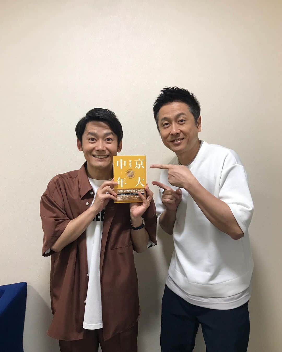 菅広文さんのインスタグラム写真 - (菅広文Instagram)「京大中年。 本日発売。 今までのロザンと今のロザンが詰まった一冊。 よろしくお願いします。 #京大中年」6月8日 16時52分 - sugahirohumi