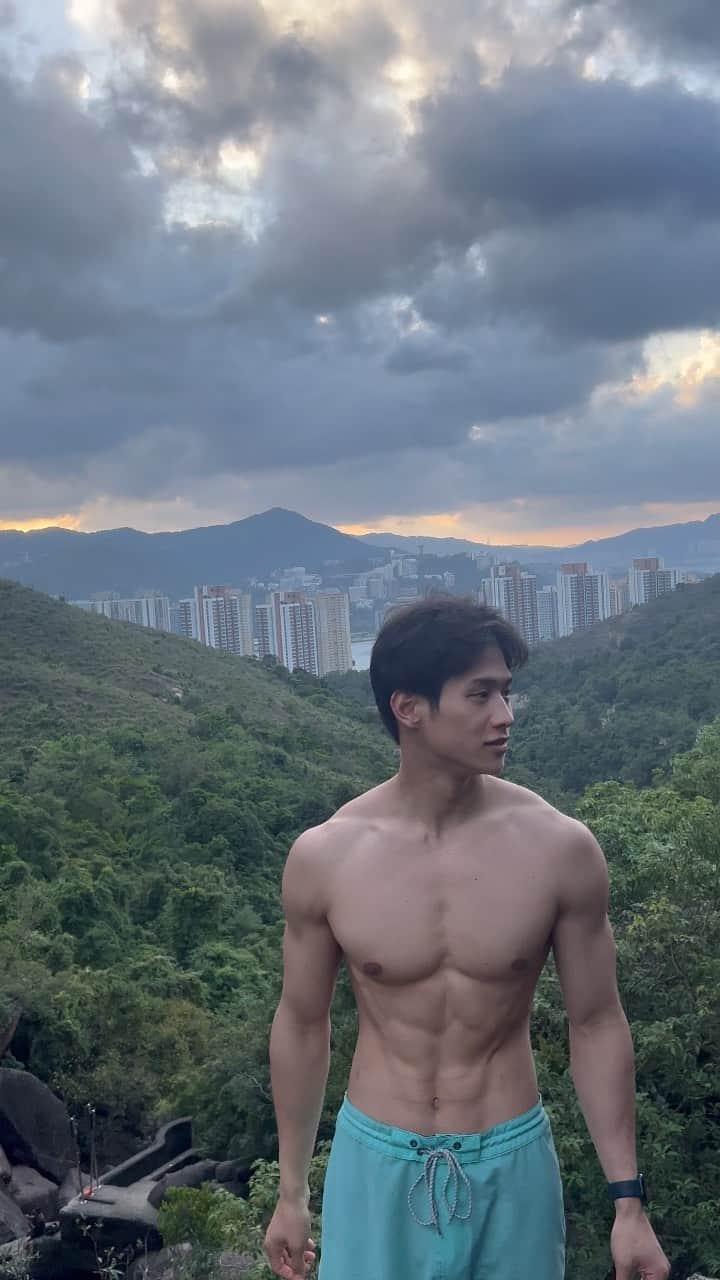 中道理央也のインスタグラム：「I am happy to see the superb view!!! Hong Kong has a lot of spectacular scenery, so I would like to go to various places😆✨ I will do my best as a model in Hong Kong💪  こんな絶景を見れて幸せ感じまくりです。 色んな絶景をお見せしたいと思います😆✨ 香港でモデル活動頑張ります💪  #hongkong #love #model #waterfall #lifestyle #happy #instagram #lfl #fff #fitness #Japanese」