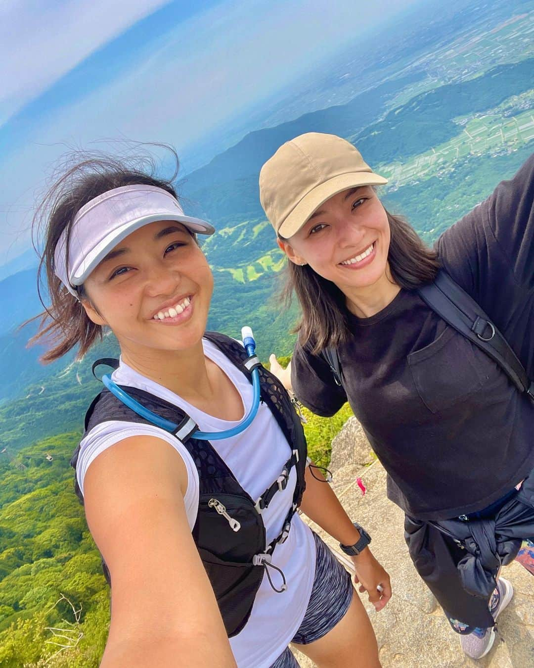 平良エレアのインスタグラム：「筑波山8km 750up🏔  今日はのんびり山歩き✨ 低山の筑波山にふらっと午前の間に 行ってきました💚💚  白雲橋→女体山→男体山→御幸ヶ原 ぐるっと回るコースで8km🏔  森林浴出来て気持ちよかった🌿  #トレイルランニング #山登り #筑波山 #山歩き #ハイキング #ランニング女子 #アクティブ女子 #trail #trailrunning #activelifestyle #hikingtrails #helthylifestyle」