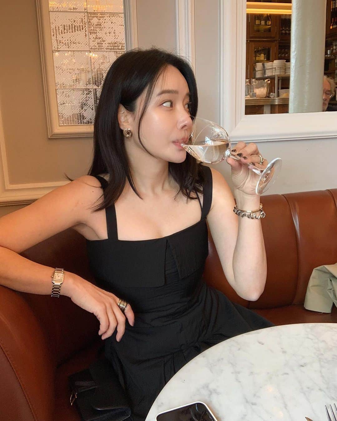 nanaのインスタグラム：「여름에 추천하는 나흐나흐🖤 첫번째 올리비아 블랙은 많은 인기로 XS사이즈도 추가 되어있다는것(리본삔은 본에뜨) 올리비아 원피스는 지금 입기 딱  좋은 원피스지요.  구김 없이 부드러움품은 사각사각 - 두번째 추천텝은 “차밍” 스커트 3차까지 리오더 될 정도로 입으면 입을수록 반하게 되는 소재 와 풍성함🤍  @ribbontie_official」