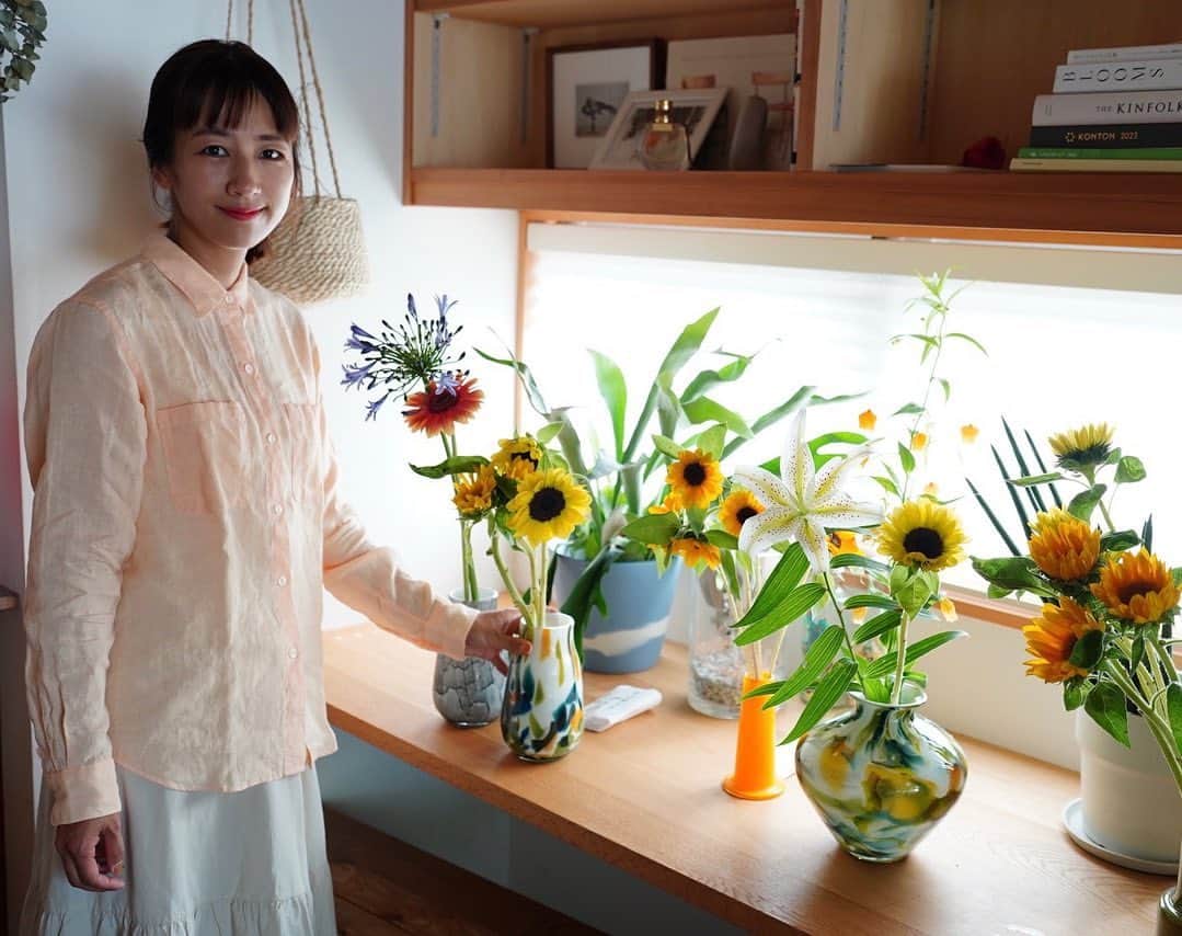 前田有紀さんのインスタグラム写真 - (前田有紀Instagram)「たっぷりのひまわりを抱える嬉しさ🌻 今日は、京都府花卉振興ネットワーク　@kyotofukakinet さんとの取り組みで、インスタライブで京都産の今村園芸さん、黒川花卉園芸のひまわりのご紹介！ お昼時にお家でゆるゆるとさせていただきました。  たくさんありましたねー！ アップサンリッチオレンジ、アップサンリッチレモン、ビンセントオレンジ、ビンセントポメロ、ビンセントレモンなど🍋  名前も覚えて飾れたら嬉しいですね🌻 私は、今回のひまわりも好きですし、花びらに縁の具の模様のように色がついてるサンリッチライチも好きです。インスタライブのアーカイブに残しているのでよかったら見てみてくださいね。  #京のひまわり応援キャンペーン  #京のひまわり #京都府花卉振興ネットワーク」6月8日 16時50分 - yukimaeda0117