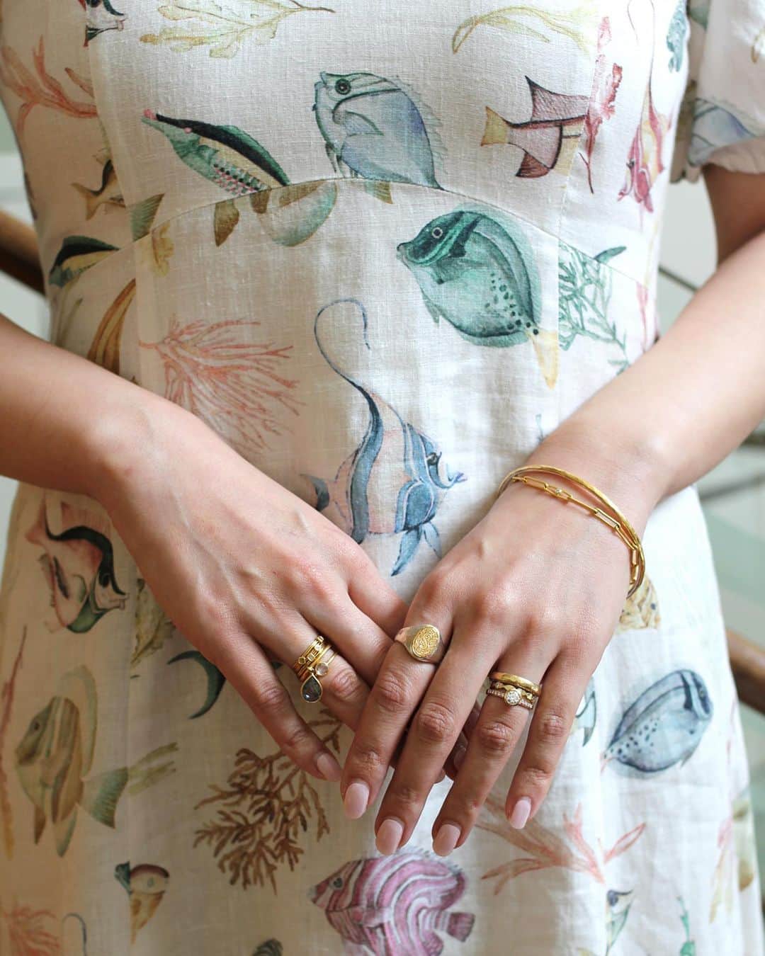 のインスタグラム：「MALCOLM BETTS JEWELRY SNAP! 福岡店スタッフ 「＜マルコム ベッツ＞に出会ってから、ジュエリーのコーディネートがより楽しくなりました。毎年少しずつ集めていますが、母から譲り受けたジュエリーや鮮やかな天然石とも素敵に馴染んでくれます。左手のエンゲージメントリングは以前のトランクショーの際に一目惚れした一点ものです。私の人生の一部として経年変化を楽しんでいこうと思っています。ユーモアたっぷりで優しさあふれるマルコム・ベッツ氏が作るジュエリーの魅力をみなさまにも店頭で感じていただけると嬉しいです。」  TRUNK SHOW: MALCOLM BETTS 6/9 FRI. - 6/13 TUE. 福岡店1F 6/16 FRI. - 6/25 SUN. 西武渋谷店  #マルコムベッツ #バングル #リング #ジュエリー #バーニーズニューヨーク #malcolmbetts #bangle #ring #jewelry #barneysnewyork #MALCOLMxBNY」