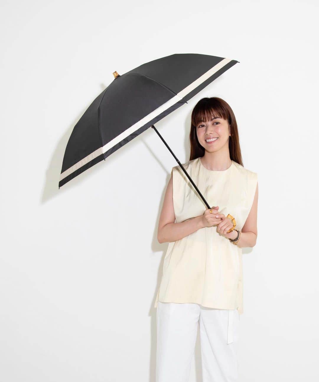 中林美和さんのインスタグラム写真 - (中林美和Instagram)「皆さま♡ 今日から発売開始になりました“Beauty日傘”、 発売前から反響があって驚いていたのですが、 想像以上に沢山のご注文をいただいております。 本当にありがとうございます😭💗  UVカット効果があるのはもちろんだけど、 お肌が綺麗に見えるように細部にまでこだわりました。 日傘って内側が黒くなっているでしょう。 傘の中で乱反射が起きて紫外線を顔に集中させないためだけど、 顔色が暗く見えてしまうのが嫌で(わがままよねー🤣)。 表の生地にほんのりと光沢感を出すことで、 視覚的にお肌がツヤっと綺麗に見えるようにしました。 持っているだけで日傘美人になれる、 名付けて”Beauty日傘“です。  そして、老化の原因になる紫外線。 私は「ちょっとそこまで」の距離でも 必ず日傘を使うようにしています。 皆さんもこのBeauty日傘を使って お肌も髪も頭皮も、紫外線から守ってね！  購入してくださった方全員に Charis-emオリジナルのペンをプレゼント。 送料無料なのでこの機会に是非！ Beauty日傘は無くなり次第 終了いたします🙇‍♀️ 詳しい詳細は @charisem_official を見てね！  #charisem#カリスエム#beauty日傘#日傘 @charisem_official」6月8日 16時54分 - miwanakabayashi
