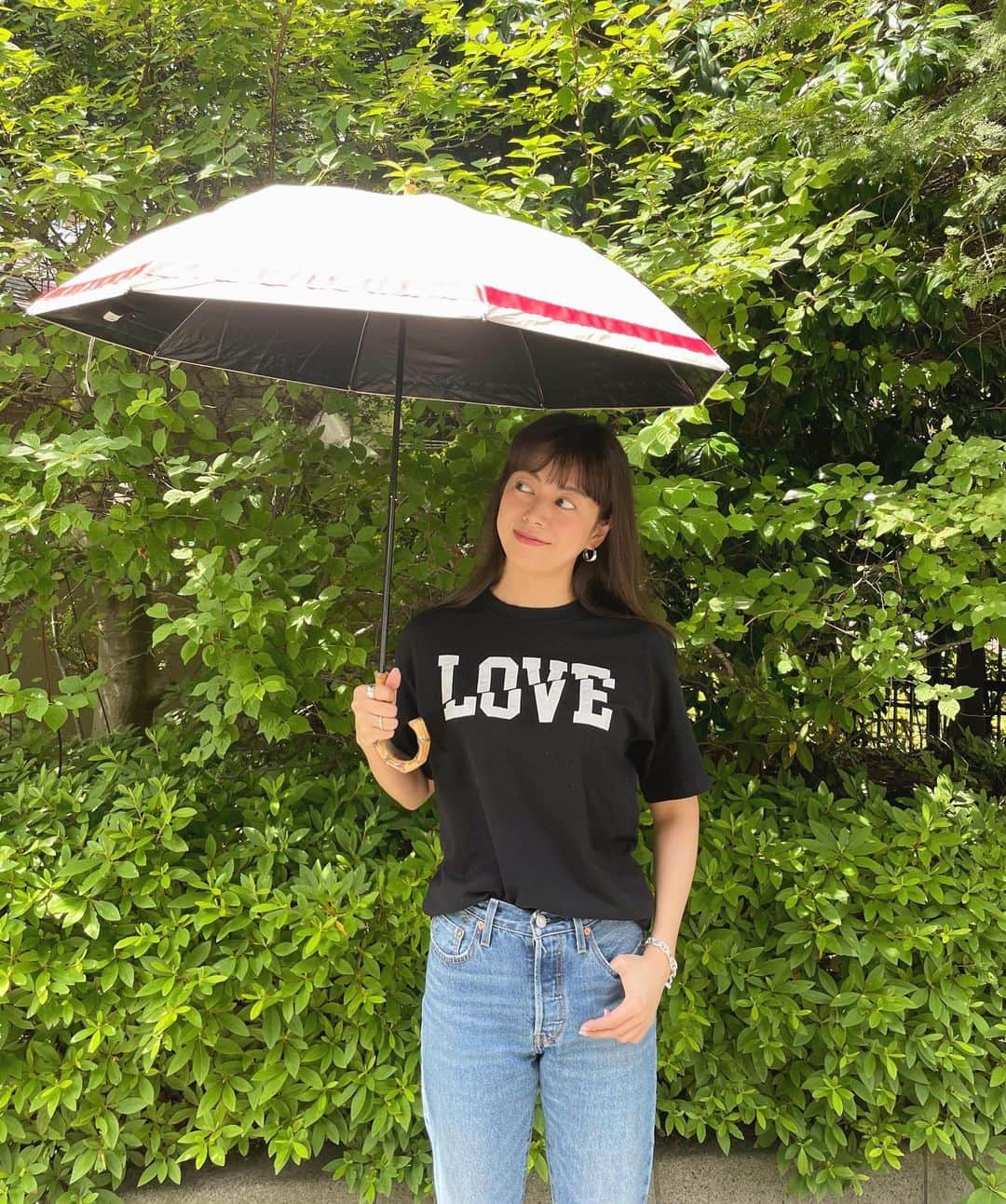 中林美和さんのインスタグラム写真 - (中林美和Instagram)「皆さま♡ 今日から発売開始になりました“Beauty日傘”、 発売前から反響があって驚いていたのですが、 想像以上に沢山のご注文をいただいております。 本当にありがとうございます😭💗  UVカット効果があるのはもちろんだけど、 お肌が綺麗に見えるように細部にまでこだわりました。 日傘って内側が黒くなっているでしょう。 傘の中で乱反射が起きて紫外線を顔に集中させないためだけど、 顔色が暗く見えてしまうのが嫌で(わがままよねー🤣)。 表の生地にほんのりと光沢感を出すことで、 視覚的にお肌がツヤっと綺麗に見えるようにしました。 持っているだけで日傘美人になれる、 名付けて”Beauty日傘“です。  そして、老化の原因になる紫外線。 私は「ちょっとそこまで」の距離でも 必ず日傘を使うようにしています。 皆さんもこのBeauty日傘を使って お肌も髪も頭皮も、紫外線から守ってね！  購入してくださった方全員に Charis-emオリジナルのペンをプレゼント。 送料無料なのでこの機会に是非！ Beauty日傘は無くなり次第 終了いたします🙇‍♀️ 詳しい詳細は @charisem_official を見てね！  #charisem#カリスエム#beauty日傘#日傘 @charisem_official」6月8日 16時54分 - miwanakabayashi