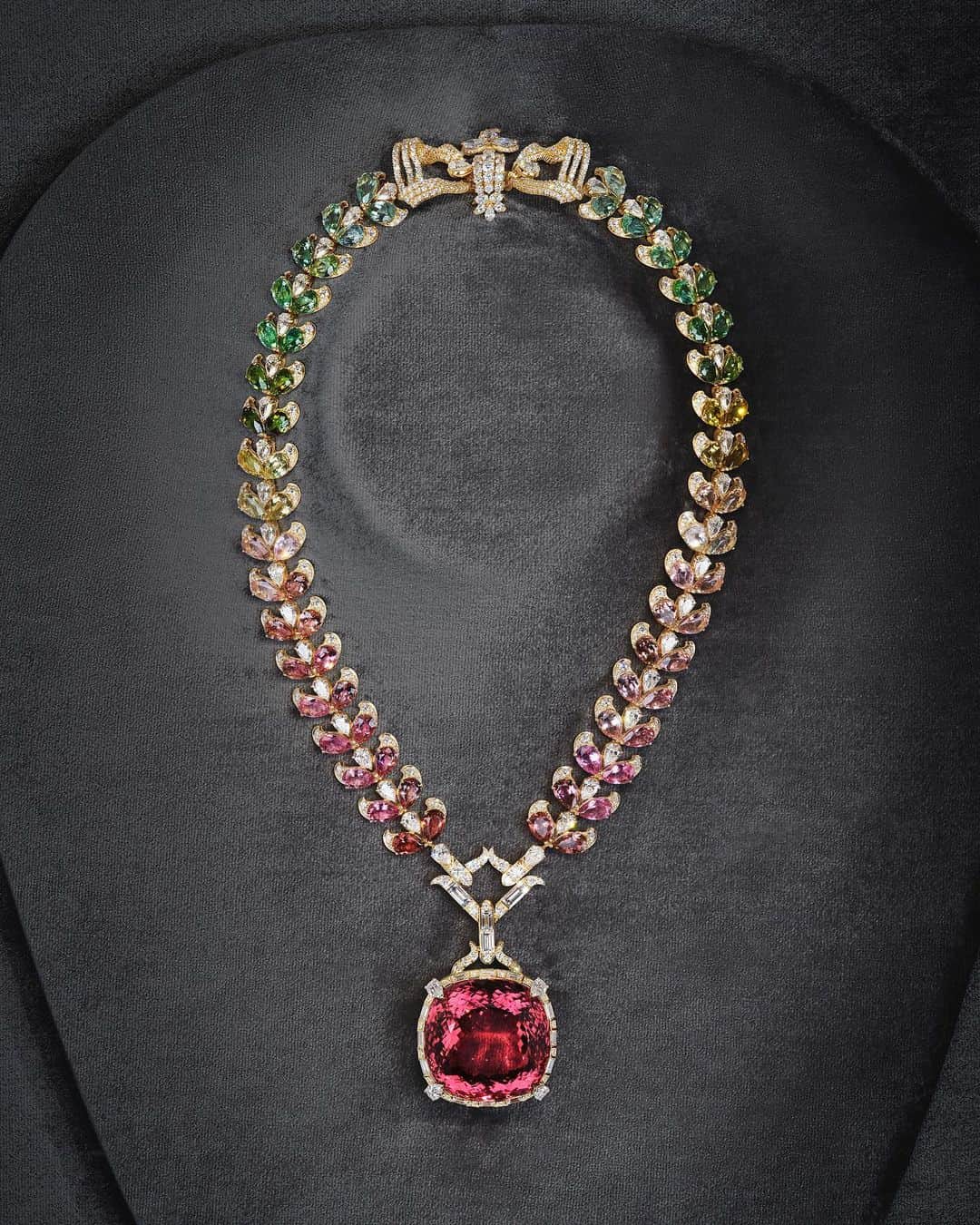 のインスタグラム：「The new Gucci Allegoria High Jewelry collection reflects nature’s transformations and ephemeral beauty, unveiled at the Gucci Archive in Florence.  #GucciHighJewelry」