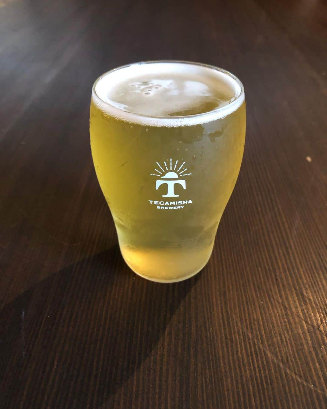 手紙社さんのインスタグラム写真 - (手紙社Instagram)「【TEGAMISHA BREWERY】本日のタップリストはこちら。新規開栓はありません。8の京都醸造のエクストラペールエールで、TWO RABBITS BREWINGとコラボしたビールで1店舗1樽のみの限定ビールとなっておりますのでつながっている樽のみの提供です。アルコール5%で昨日のくまのよりみちエールと同様にドリンカブルで蒸し暑い日にゴクゴクと飲けますね。   1、レッドエール（Style: レッドエール） 醸造所:いわて蔵ビール（一関市）　 カラメルの香りとほのかな甘味が特徴。焙煎モルトを使用し、琥珀色の美しい伝統的なアイリッシュスタイルレッドエール  2、Deserti / デザーティ（Style:セッションIPA） 醸造所:VERTERE（奥多摩町） 柑橘、トロピカル、フローラルのアロマ。柔らかく軽い口当たりと、爽やかな苦味の余韻  3、ウラタイガー　ビバ　ヘイズ（Style:ヘイジーIPA） 醸造所:BREW CLASSIC（金沢市）　 熟れたマンゴーやピーチ、パイナップルのアロマ。酵母由来のフルーティーなエステルと厚みをもたらす  4、QUASAR（Style:DDH DIPA） 醸造所:うちゅうブルーイング（北杜市） 口に入れた瞬間舌の上を駆け抜ける柑橘系のジューシーさに、パイナップルやバナナを連想させるような芳醇な香り。オレンジメロンパイナポーちょいバナナライム！！！  5、Kan&Co.IPA　かんこうIPA（Style:IPA）  醸造所:CAMADO BREWERY（瑞浪市） カスケード&シトラの柑橘、フローラルなアロマと心地よい苦み、モルトのコクといったメリハリある仕上り  6、HAZY IPA（Style:ヘイジーIPA）  醸造所:伊勢角屋麦酒（伊勢市） 南国フルーツ様のジューシーなアロマが溢れ出し、すっきり飲めるバランスの良いHazy IPA  7、くまのよりみちエール（Style: NZ Style Pale Ale） 醸造所:秩父麦酒（秩父市）  上品で程よい香ばしさのあるモルトの旨味に、3種のホップが華やかに香る苦味控えめの軽やかなペールエール  8、十人十色 -京都編- （Style:オーストラリアンXPA） 醸造所:京都醸造（京都市） 豪州のホップとモルトを使った、淡い色味だけど多彩な味わいをもつペールエール  9、【限定醸造】スタウト（Style:スタウト） 醸造所:宮崎ひでじビール（延岡市） 焦がし麦のほろ苦さとエスプレッソコーヒーのようなアロマ漂い、濃厚でありながら喉越しはスムーズナッツの香ばしさやハーブのフレーバーも余韻で楽しめる香り高く濃厚なスタウト  10、駒ヶ岳エール（Style:ストロング・ゴールデンエール） 醸造所:南信州ビール（駒ヶ根市）　 ゴールデンエールのストロングバージョン。グレープフルーツのような柑橘系のフレーバーが楽しめ、カスケードホップのアロマとややスパイシーなフレーバーが特徴で、ドライな飲み口が楽しめる  11、Apple Weizen Sour（Style:フルーツヴァイツェン） 醸造所:富士桜高原麦酒（富士河口湖町） リンゴ果汁をふんだんに使用！ フレッシュなリンゴの香りがほんのりとして、ヴァイツェン特有のフルーティーさが香り、サワー特有の酸味がアクセントとなったバランスの取れた爽やかなビール  12、爽やか熊のラガー（Style:India Pale Lagar） 醸造所:秩父麦酒（秩父市） 軽くキレのあるモルト感と清涼感ある呑み心地。やや高めのアルコール度数を感じさせない、ゴクゴク系のドリンカブルなインディア・ペール・ラガー  13、Myth ミス（Style:ベルジャンホワイト） 醸造所:ライオットビール（世田谷区砧）　 爽やかな柑橘とコリアンダーシードが香り優しいアロマと小麦の口当たりが感じられるベルジャンホワイト  TEGAMISHA BREWERY 〈営業時間〉 平日（月）16:00〜21:00、平日（水・木・金）16:00〜22:00、土・日・祝日　12:00〜22:00 L.O （月曜はフード20:00、ドリンク20:30、 その他の曜日、祝日はフード21:00、ドリンク21:30）　  〈定休日〉 火（火が祝日の場合は営業し翌日が振替休業となります） 東京都調布市下石原2-6-14　ラ・メゾン1階 tel　042-444-0660　  #TEGAMISHABREWERY #手紙舎 #クラフトビール #いわて蔵ビール #VERTERE #BREWCLASSIC #うちゅうブルーイング #CAMADOBREWERY #伊勢角屋麦酒 #秩父麦酒 #京都醸造 #宮崎ひでじビール #南信州ビール #富士桜高原麦酒 #ライオットビール #調布グルメ #調布でクラフトビールが飲める店 #西調布グルメ #クラフトビール好き #クラフトビール愛好家 #土日祝日は昼から飲めるお店 #クラフトビール部 #クラフトビールのお店 #くまのよりみちエール」6月8日 17時01分 - tegamisha