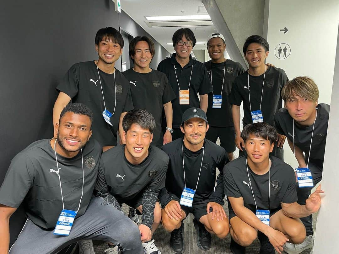 小林悠のインスタグラム：「栃木シティ戦  難しい相手でしたが素晴らしい勝利でした👍  そしてハーフタイムには試合を観にきていた『キャプテン翼』の作者である高橋陽一さんと写真を撮らせていただきました😊  キャプテン翼を見て育った僕は聞きたいことがたくさんあったにも関わらず、緊張してあまり話すことが出来ませんでした😵  そして僕くらい興奮していた選手がもう1人。  ジェジエウ😁笑  彼もキャプテン翼を遠いブラジルで読んでいたそうです😁  また週末にむけて良い準備をしたいと思います🙆‍♂️⚽️」