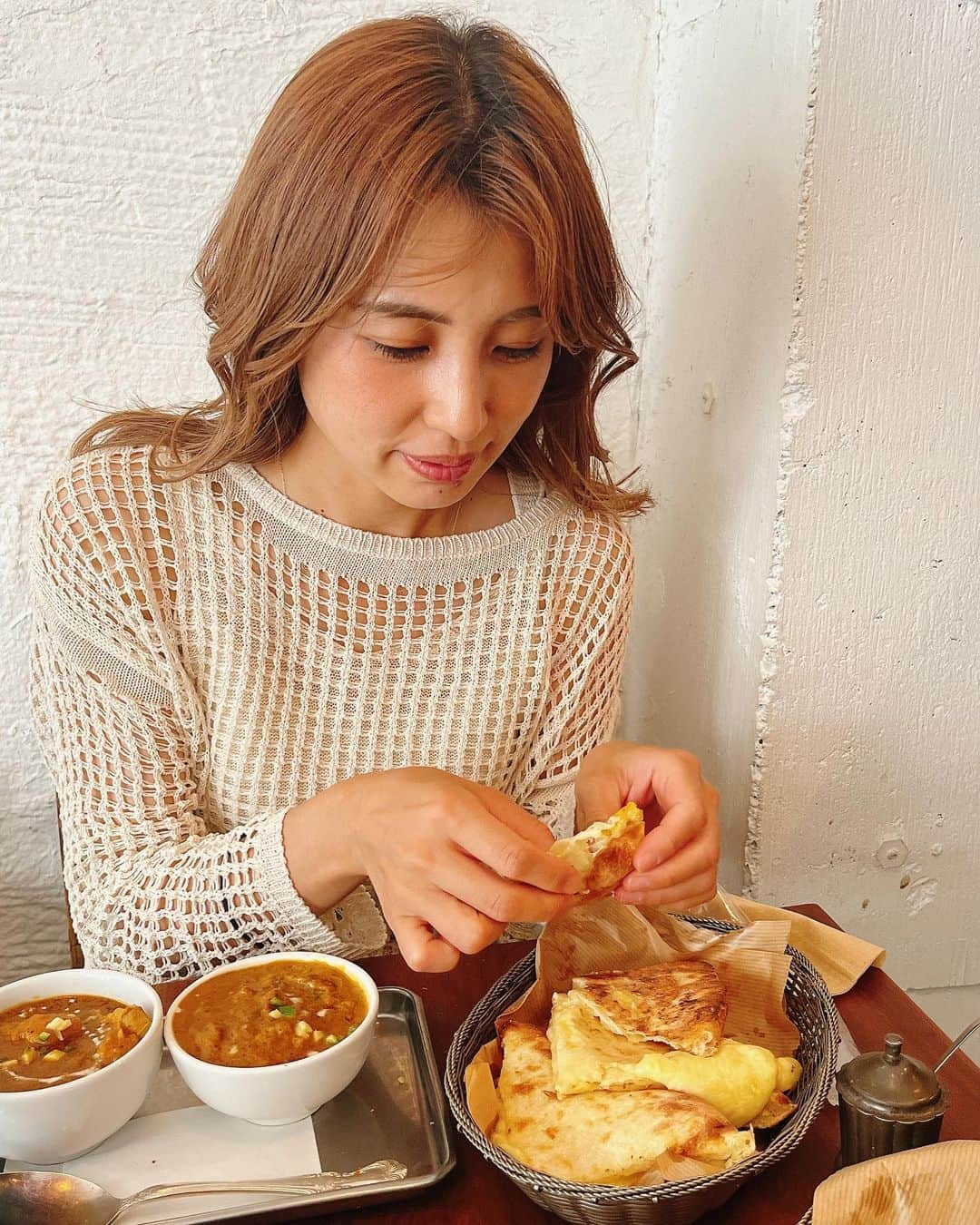 原口恵美さんのインスタグラム写真 - (原口恵美Instagram)「いつかの夫婦で久しぶりにランチできた時🍴 休みが合わなさ過ぎて、 最近すれ違い夫婦だね〜😝🫥🙃なんて話していたから本当に久しぶりだった🥨  ランチビールとかしたかったけど🍻 子供たちの習い事も多過ぎて 夜までお預け〜🍻  久しぶりに大好きなチーズナン食べて2人で胃もたれしてセブンでアイスコーヒー買って帰宅...😋 なんて事ない普通の時間が 貴重で有り難い🫶  2枚目の写真🤳お気に入り🤣💕  #夫婦時間 #ランチ #休日 #休日ランチ #顎 #芸人 #芸人の嫁 #ナンカレー #美味しいご飯  #ごちそうさまでした」6月8日 16時59分 - megu_hara.comerin