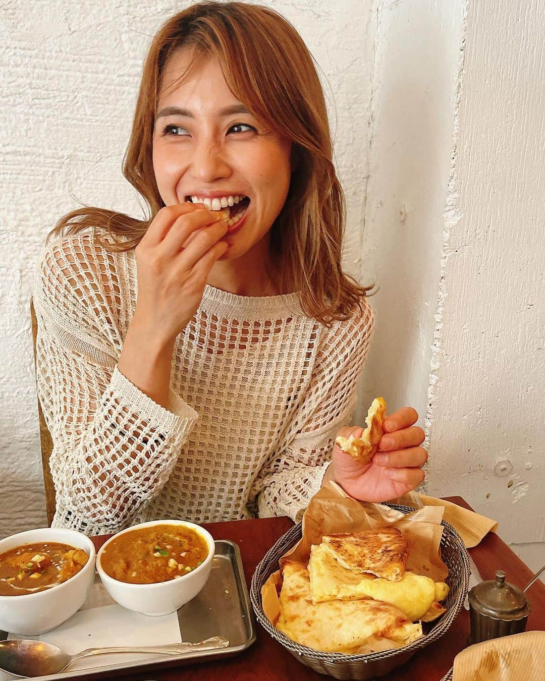 原口恵美さんのインスタグラム写真 - (原口恵美Instagram)「いつかの夫婦で久しぶりにランチできた時🍴 休みが合わなさ過ぎて、 最近すれ違い夫婦だね〜😝🫥🙃なんて話していたから本当に久しぶりだった🥨  ランチビールとかしたかったけど🍻 子供たちの習い事も多過ぎて 夜までお預け〜🍻  久しぶりに大好きなチーズナン食べて2人で胃もたれしてセブンでアイスコーヒー買って帰宅...😋 なんて事ない普通の時間が 貴重で有り難い🫶  2枚目の写真🤳お気に入り🤣💕  #夫婦時間 #ランチ #休日 #休日ランチ #顎 #芸人 #芸人の嫁 #ナンカレー #美味しいご飯  #ごちそうさまでした」6月8日 16時59分 - megu_hara.comerin