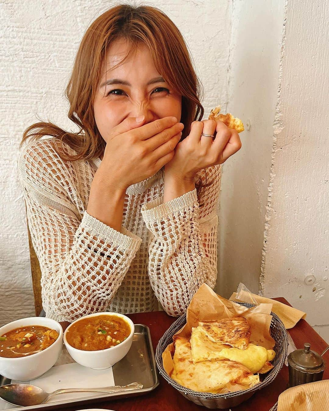 原口恵美さんのインスタグラム写真 - (原口恵美Instagram)「いつかの夫婦で久しぶりにランチできた時🍴 休みが合わなさ過ぎて、 最近すれ違い夫婦だね〜😝🫥🙃なんて話していたから本当に久しぶりだった🥨  ランチビールとかしたかったけど🍻 子供たちの習い事も多過ぎて 夜までお預け〜🍻  久しぶりに大好きなチーズナン食べて2人で胃もたれしてセブンでアイスコーヒー買って帰宅...😋 なんて事ない普通の時間が 貴重で有り難い🫶  2枚目の写真🤳お気に入り🤣💕  #夫婦時間 #ランチ #休日 #休日ランチ #顎 #芸人 #芸人の嫁 #ナンカレー #美味しいご飯  #ごちそうさまでした」6月8日 16時59分 - megu_hara.comerin