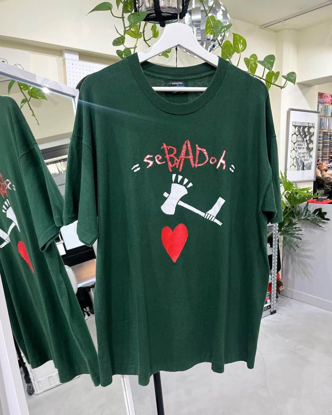 ジャムルのインスタグラム：「1990's～　SEBADOH ¥41800+tax(45980) . Dinosaur Jr.に在籍していた、ルー・バーロウとエリック・ガフニーとの宅録テープ交換から生まれたバンド、SEBADOH 。 PavementやBeat Happening同様にロー・ファイなサウンドが魅力でカート・コバーンもお気に入りだったバンドの1つです。  こちらはSEBADOHのTシャツの中でも一番人気で代表的なデザイン。 同プリの黒をカートも愛用していましたが、グリーン・ボディはかなり珍しいと思います。 .  WEB SHOPに入荷しております。 是非ご覧ください。 jammru.com  #お問い合わせはお電話で承ります #jammru#jammru_tee#vintagetshirt #vintagetee#vintagebandtee#sebadoh  #osaka  #fashion  #streetstyle  #streetfashion  #vtg  #vintage  #used  #usedclothing  #古着 #古着屋 #ファッション #70s #80s #90s」