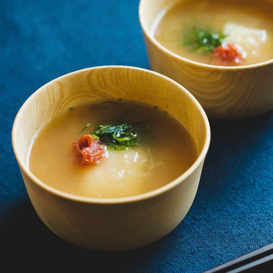 北欧、暮らしの道具店さんのインスタグラム写真 - (北欧、暮らしの道具店Instagram)「おなかが弱っているときに。 「梅とおもちのみぞれスープ」 . - - - - - - - - - - - - - - - - - 今回は、 がんばらずに作れて体にやさしい、 元気が出るスープを、 料理家で国際中医薬膳師の 齋藤菜々子（さいとう ななこ）さんに 教わりました。  胃腸の疲れを感じた時におすすめのスープです。 . - - - - - - - - - - - - - - - - - お腹にやさしく、食べごたえも◎ 梅とおもちのみぞれスープ - - - - - - - - - - - - - - - - -  【材料（2人分）】 切りもち…3個 大根…100g 梅干し…1粒 大葉…3枚  A だし汁（顆粒だしを水に溶いたものでも）…400ml しょうゆ…小さじ1 塩…小さじ1/4  【下準備】 ・切りもちは半分に切っておく。 大根はすりおろし、 梅干しは種をとって叩き、 大葉は千切りにする。  【作り方】 ❶鍋にAを入れて中火にかけ、 煮立ったら切りもちを加える。 3〜4分、柔らかくなるまで煮る。  ❷1に大根おろしを加えてさっと温め、 味を見て薄ければ塩適量を加える。  ❸器によそい、 梅干しと大葉をのせてできあがり。 . - - - - - - - - - - - - - - - - - ■ 齋藤さん  「今回は消化を助けつつ、 体を温めてくれる効果のある食材を 組み合わせました。  大根は消化促進効果のある食材です。 今回はおろして使うので、 葉に近い方（上部）を使う方が 辛みが少なくておすすめです。  もち米は、お腹が弱っている時に おすすめの食材です。 粘性があることで お腹の中に留まりやすいので、 胃腸を温めてくれる効果が。 よく噛んで消化しやすい状態で摂取すれば、 冷えからくる下痢にも効果的と言われています。」 . - - - - - - - - - - - - - - - - - . #kitchen#kitchendesign#kitchenware#food#foodstagram #レシピ#ランチ#昼ごはん#スープ#スープレシピ#おもち#齋藤菜々子 さん#家じかん#料理#キッチン#キッチン雑貨#シンプル#シンプルライフ#シンプルデザイン#暮らしを楽しむ#日々の暮らし#北欧#暮らし#北欧暮らしの道具店」6月8日 17時02分 - hokuoh_kurashi