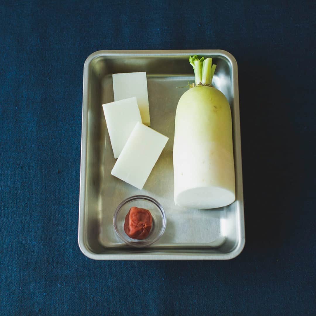北欧、暮らしの道具店さんのインスタグラム写真 - (北欧、暮らしの道具店Instagram)「おなかが弱っているときに。 「梅とおもちのみぞれスープ」 . - - - - - - - - - - - - - - - - - 今回は、 がんばらずに作れて体にやさしい、 元気が出るスープを、 料理家で国際中医薬膳師の 齋藤菜々子（さいとう ななこ）さんに 教わりました。  胃腸の疲れを感じた時におすすめのスープです。 . - - - - - - - - - - - - - - - - - お腹にやさしく、食べごたえも◎ 梅とおもちのみぞれスープ - - - - - - - - - - - - - - - - -  【材料（2人分）】 切りもち…3個 大根…100g 梅干し…1粒 大葉…3枚  A だし汁（顆粒だしを水に溶いたものでも）…400ml しょうゆ…小さじ1 塩…小さじ1/4  【下準備】 ・切りもちは半分に切っておく。 大根はすりおろし、 梅干しは種をとって叩き、 大葉は千切りにする。  【作り方】 ❶鍋にAを入れて中火にかけ、 煮立ったら切りもちを加える。 3〜4分、柔らかくなるまで煮る。  ❷1に大根おろしを加えてさっと温め、 味を見て薄ければ塩適量を加える。  ❸器によそい、 梅干しと大葉をのせてできあがり。 . - - - - - - - - - - - - - - - - - ■ 齋藤さん  「今回は消化を助けつつ、 体を温めてくれる効果のある食材を 組み合わせました。  大根は消化促進効果のある食材です。 今回はおろして使うので、 葉に近い方（上部）を使う方が 辛みが少なくておすすめです。  もち米は、お腹が弱っている時に おすすめの食材です。 粘性があることで お腹の中に留まりやすいので、 胃腸を温めてくれる効果が。 よく噛んで消化しやすい状態で摂取すれば、 冷えからくる下痢にも効果的と言われています。」 . - - - - - - - - - - - - - - - - - . #kitchen#kitchendesign#kitchenware#food#foodstagram #レシピ#ランチ#昼ごはん#スープ#スープレシピ#おもち#齋藤菜々子 さん#家じかん#料理#キッチン#キッチン雑貨#シンプル#シンプルライフ#シンプルデザイン#暮らしを楽しむ#日々の暮らし#北欧#暮らし#北欧暮らしの道具店」6月8日 17時02分 - hokuoh_kurashi