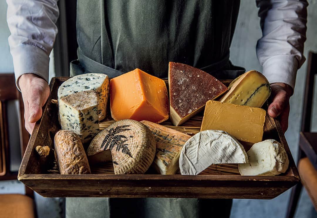 &Premium [&Premium] magazine.さんのインスタグラム写真 - (&Premium [&Premium] magazine.Instagram)「Pさんのおいしいもの連載「&food」では、奥深いチーズの世界へ。東京・二子玉川『バール ア フロマージュ スーヴォワル』の特徴は、すべての料理に巧みにチーズが取り入れられていること。フランスやイタリア産のみならず、国産や、フランスの熟成士、エルヴェ・モンスが監修したものなど、世界の素晴らしい逸品と出合えます。最新号「あの人は、どう生きてきたのか」発売中。 photo：@atsushikondo_photo #andpremium #アンドプレミアム #あの人はどう生きてきたのか  #wayoflife #cheese #barafromagesousvoile #バールアフロマージュスーヴォワル #スーヴォワル #谷田浩巳 #チーズ #チーズ料理 #二子玉川グルメ」6月8日 17時03分 - and_premium