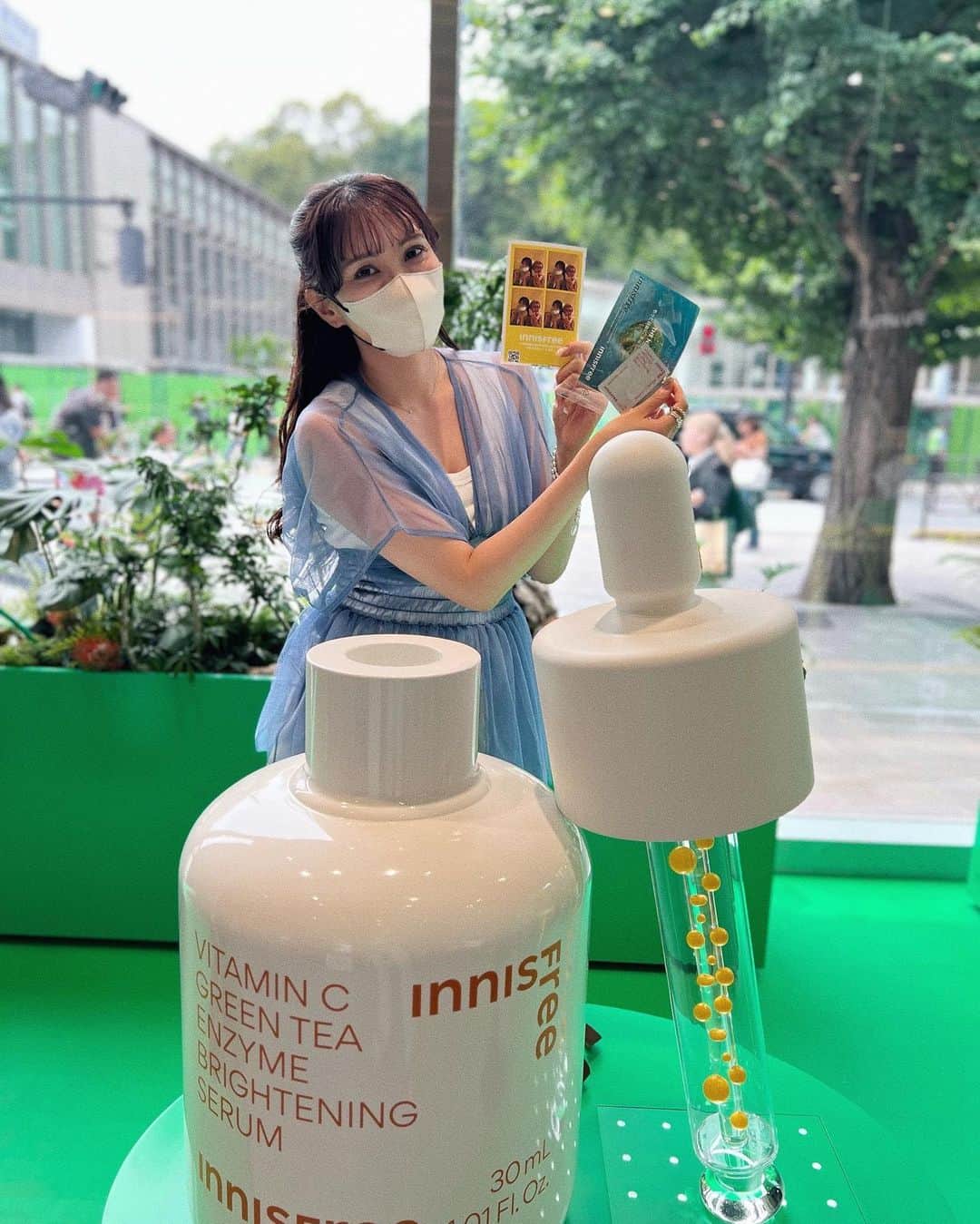 ANNA 杏奈のインスタグラム：「@innisfreejapanのPOPUPに行って来ました❤️  POPUPスペースにご来場された方全員に新商品【ビタC　グリーンティーエンザイム　ブライト　セラム】のサンプル1mL×3プレゼントもあるよ😌 毛穴気になってからとても嬉しい❤️ 早速使ってみたらお肌がもちもちしっとりする印象✨🥺  低刺激処方無香料だから どの肌タイプでも使いやすいのが嬉しいポイント☝️  プリクラもあってちゃっかり撮っちゃった📸✨  是非行ってみてね❤️  #イニスフリー #innifriends #pr #ビタC #THENEWISLE_INNISFREE」