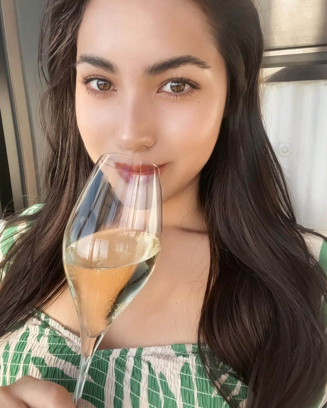 山本マリナのインスタグラム：「皆さんはお酒好きですか？🥂💕🐶」