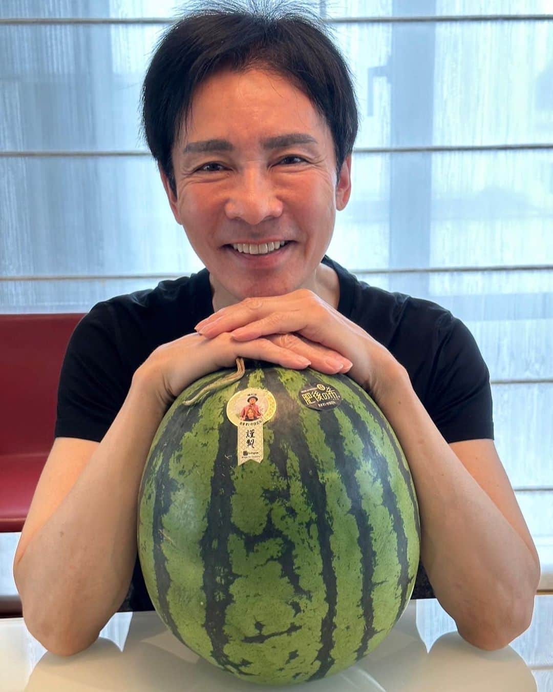 郷ひろみさんのインスタグラム写真 - (郷ひろみInstagram)「東京は今日から梅雨入りしたみたい。スイカは梅雨入り前が最高だよねぇ、とボクは思ってるけど👍 でも、夏のスイカ🍉ももちろん美味しいんだけどね❗️  I love watermelons！  #郷ひろみ#hiromigo#スイカ🍉」6月8日 17時07分 - hiromigo_official