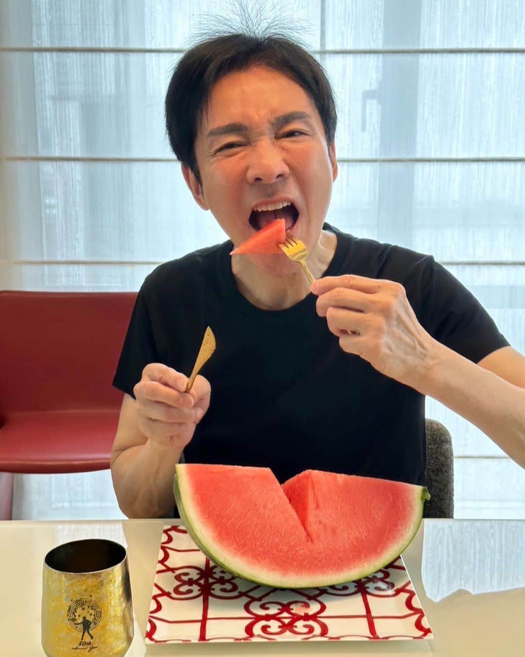 郷ひろみさんのインスタグラム写真 - (郷ひろみInstagram)「東京は今日から梅雨入りしたみたい。スイカは梅雨入り前が最高だよねぇ、とボクは思ってるけど👍 でも、夏のスイカ🍉ももちろん美味しいんだけどね❗️  I love watermelons！  #郷ひろみ#hiromigo#スイカ🍉」6月8日 17時07分 - hiromigo_official