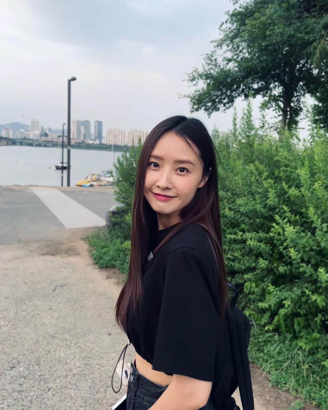 ウヒさんのインスタグラム写真 - (ウヒInstagram)「살랑살랑 부는 바람🖤」6月8日 17時14分 - woohee91