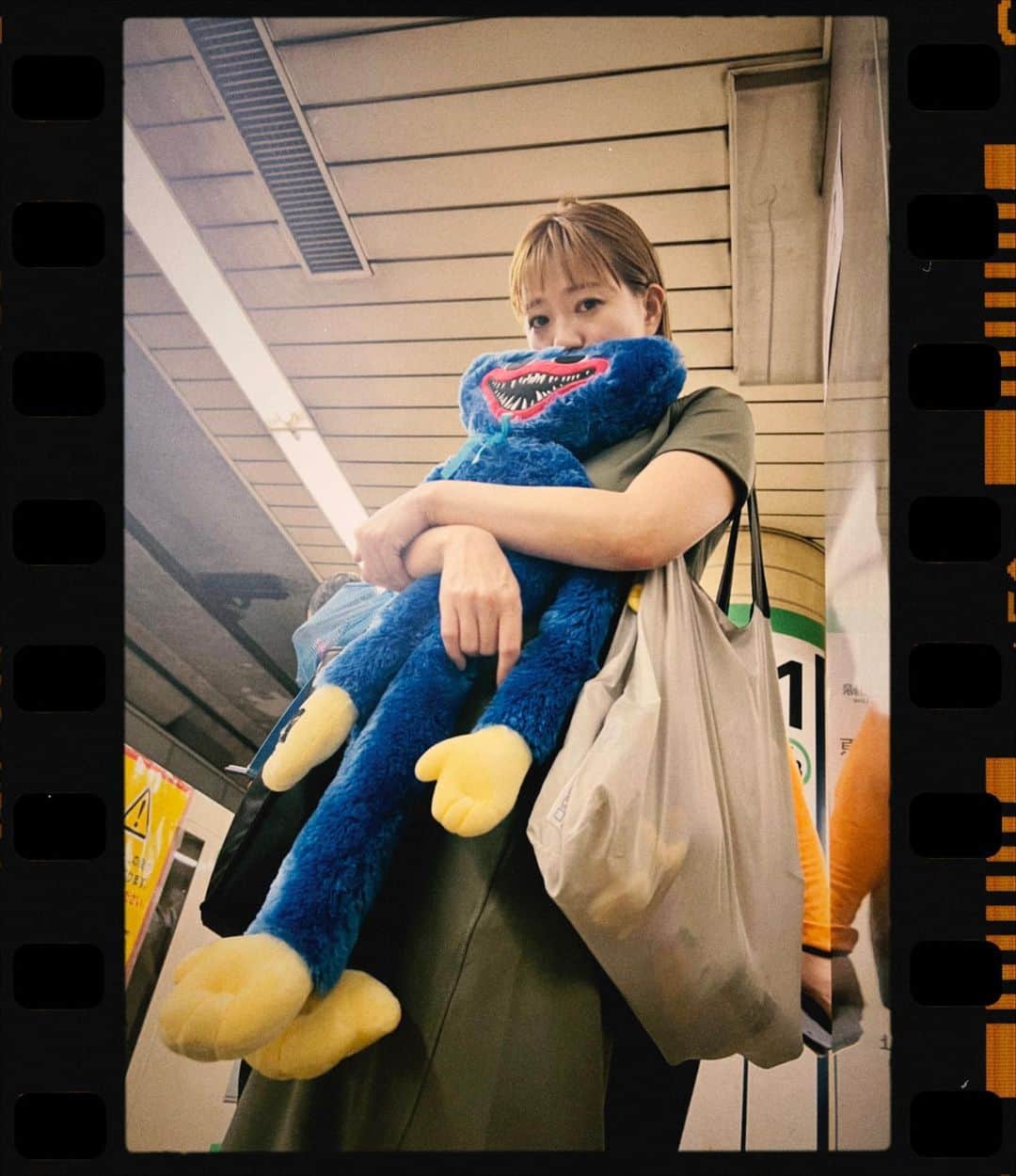 伊藤千晃のインスタグラム：「ただでさえ蒸し暑いのに、 ⁡ 毛量感たっぷりのぬいぐるみを持たされ、 ⁡ ヌメっとした空気の地下鉄の中、 ⁡ 遅延した電車を待つ。 ⁡ "笑ってよ！"とカメラを向けられ、 ⁡ カメラ目線をしたら、 ⁡ "やっぱり普通にして！" ⁡ と息子に言われちょっとイラついた母でしたが、 ⁡ 撮れてる写真は"なかなか、わかってるじゃないか！"というナイスなアングルだったw👍 ⁡ #5歳息子アングル」