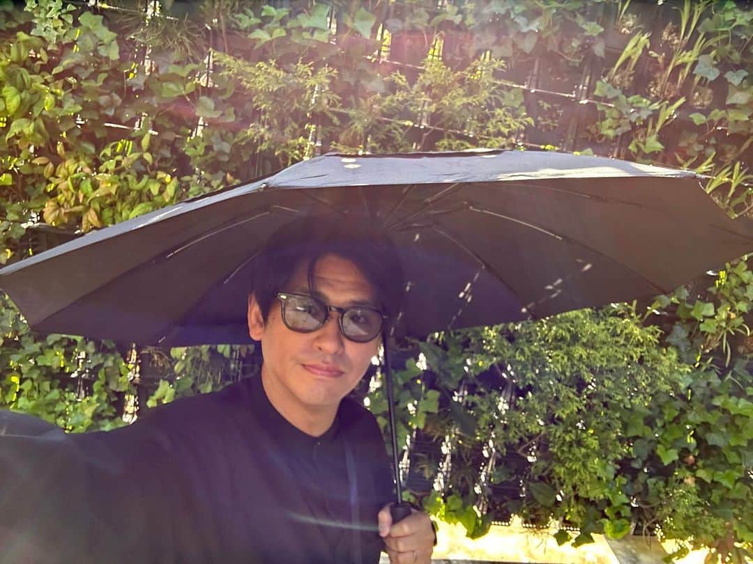 賀集利樹のインスタグラム：「☂️  関東も梅雨入りしたようだ。  今年の折り畳み傘は @godo.design さんの傘。 デザインも好みだけれど晴雨兼用としても使えるし内側に閉じられるので手などが濡れることもないので気に入っている。 ・ ・ #gyakusol  #gododesign」