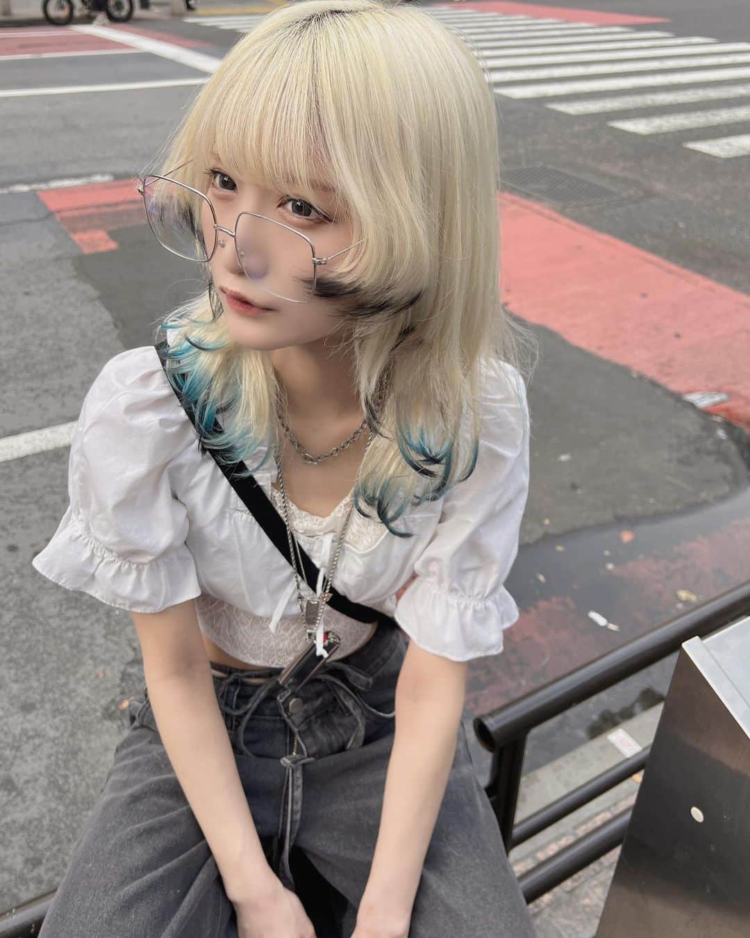 うみのういのインスタグラム：「たくみくんには髪の毛染めてもらった〜！安定のウルフカット！おまかせで可愛くしてくれるの助かりますいつもありがと🤤 ズボンはampmさんの〜！オーバーサイズでとっても可愛い〜。私服ampm多めです◎」
