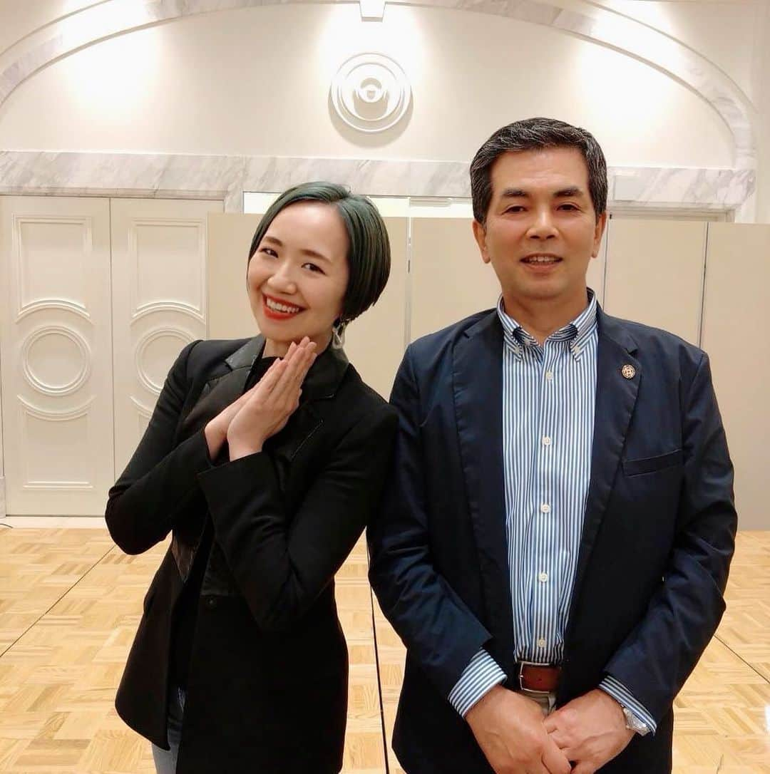 貴千碧さんのインスタグラム写真 - (貴千碧Instagram)「3年前に。 瀧川末子さんと一緒に宝塚ホテルにてイベントをさせていただきました。 藤末先生の藤末医院25周年記念パーティー💐✨にて✊✨踊らせて頂いたのが昨日のことのようですが🫣 本日又先生と先生の大切な皆様との会に私もお邪魔させて頂き、楽しい時間を過ごさせて頂きました。 先生の周りの方々、縁を大切にされるお姿。本日もとても勉強になり、短い時間でしたが心がホッカホカになりました🫶🥰✨ 藤末先生、幸せ時間を本当にありがとうございました☺️🙏  . . . #医師#藤末医院#川西医師会#マルタ#マルタ親善協会#兵庫県支部長#藤末先生 いつも本当にお世話になっております☺️🙏 #楽しい時間　#感謝　でいっぱいです🥰❤️ #そうそう　#貴千　#人生初の #髪の毛#カラー#緑　にしました😍✨」6月8日 17時33分 - ao_takachi