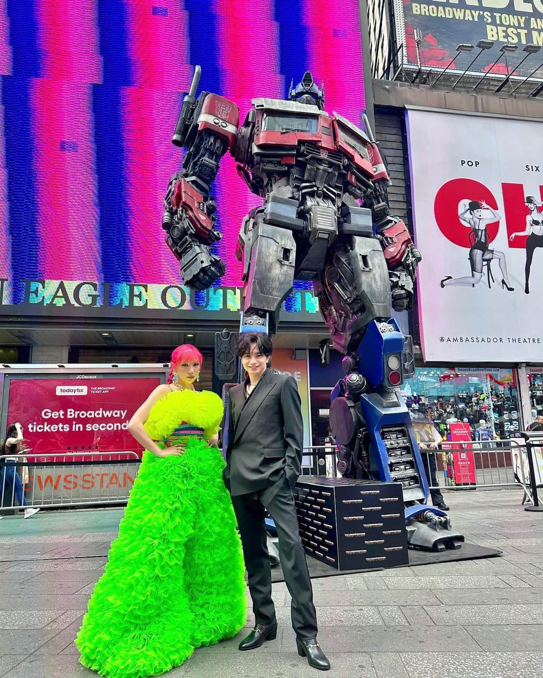 中島健人さんのインスタグラム写真 - (中島健人Instagram)「タイムズスクエアでビースト覚醒してた  ってかめっちゃプライマルデカくて感動 ビーストウォーズ最高。  At the NY Premiere of the film “Transformers: Rise of the Beasts” with the very gorgeous Riisa Naka and the very BIG cute ‘Optimus Primal’.  #Transformers #Riseofthebeasts #NewYork #TimesSquare #仲里依紗　さん #RiisaNaka #中島健人 #KentoNakajima」6月8日 17時44分 - kento.nakajima_313
