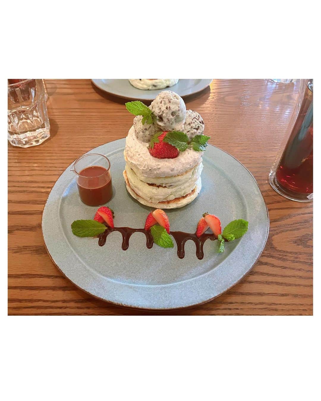 小林萌花さんのインスタグラム写真 - (小林萌花Instagram)「チョコミントパンケーキ食べに行った〜！🌱 可愛くて美味しかった🩵  photo by @miyo_hirai.official   #チョコミント #チョコミン党 #チョコミントパンケーキ #アールグレイソースも美味しかった」6月8日 17時43分 - honoka_kobayashi.official