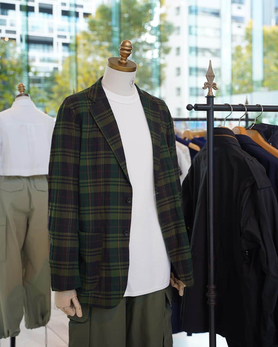 DRESSTERIOR_MEN_ドレステリアのインスタグラム：「. 【D.C.WHITE(ディーシーホワイト)】  大胆でビビットなマドラスチェックとは対照的なダーク調で柄が沈んだインドマドラスをセレクトして、シングルブレストの軽いジャケットを仕立てました。  🏷 D.C.WHITE シャツジャケット ¥34,100(税込)  #dressterior #ドレステリア ⁡ ⁡ ⁡  ⁡ ⁡ ⁡ ⁡ ------------------------------------------- ⁡ ▪️dressteriorオフィシャルアカウント @dressterior_official ⁡ ▪️メンズ用アカウント @dressterior_men」